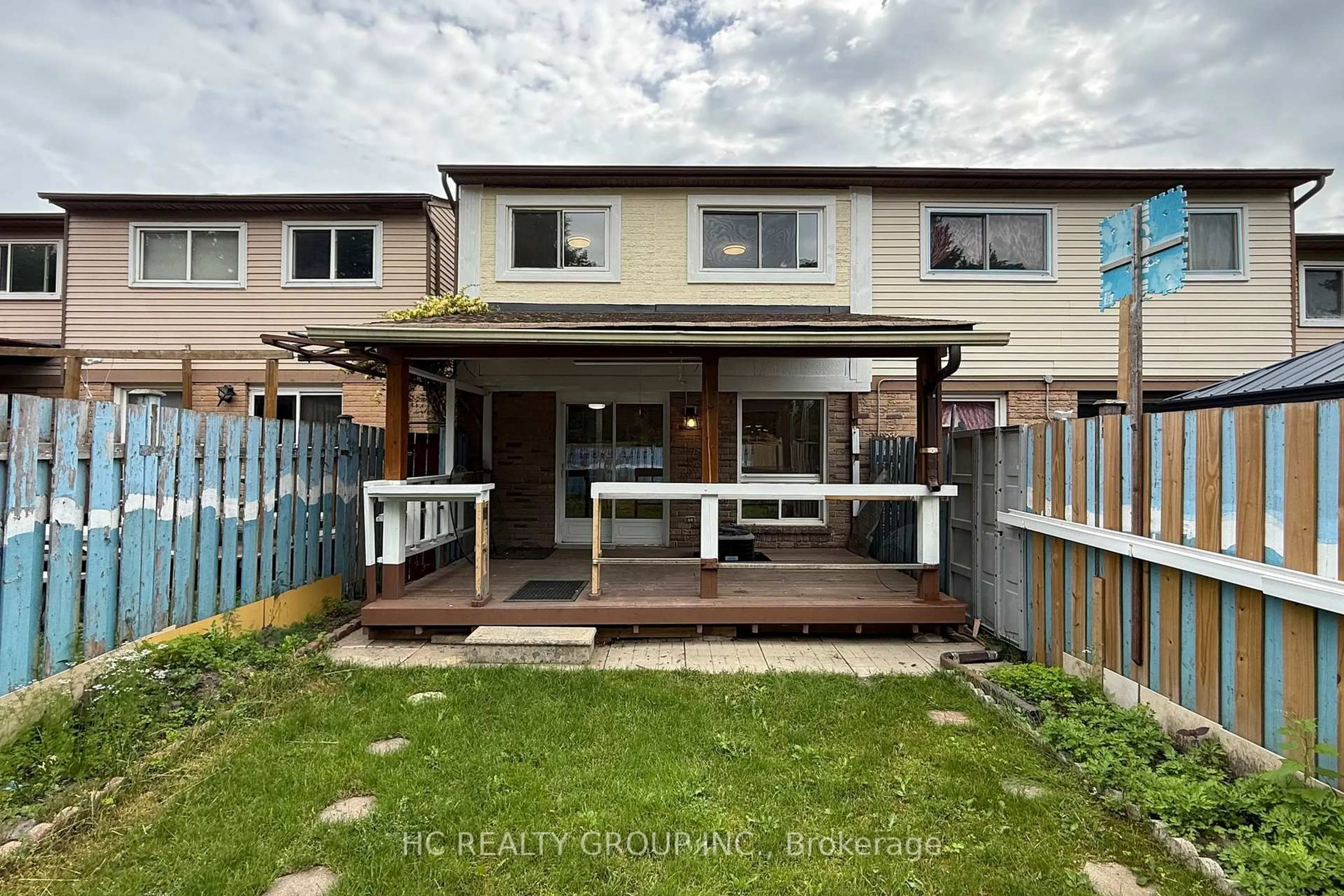 A pic from outside/outdoor area/front of a property/back of a property/a pic from drone, street for 38 John Stoner Dr, Toronto Ontario M1B 3A3