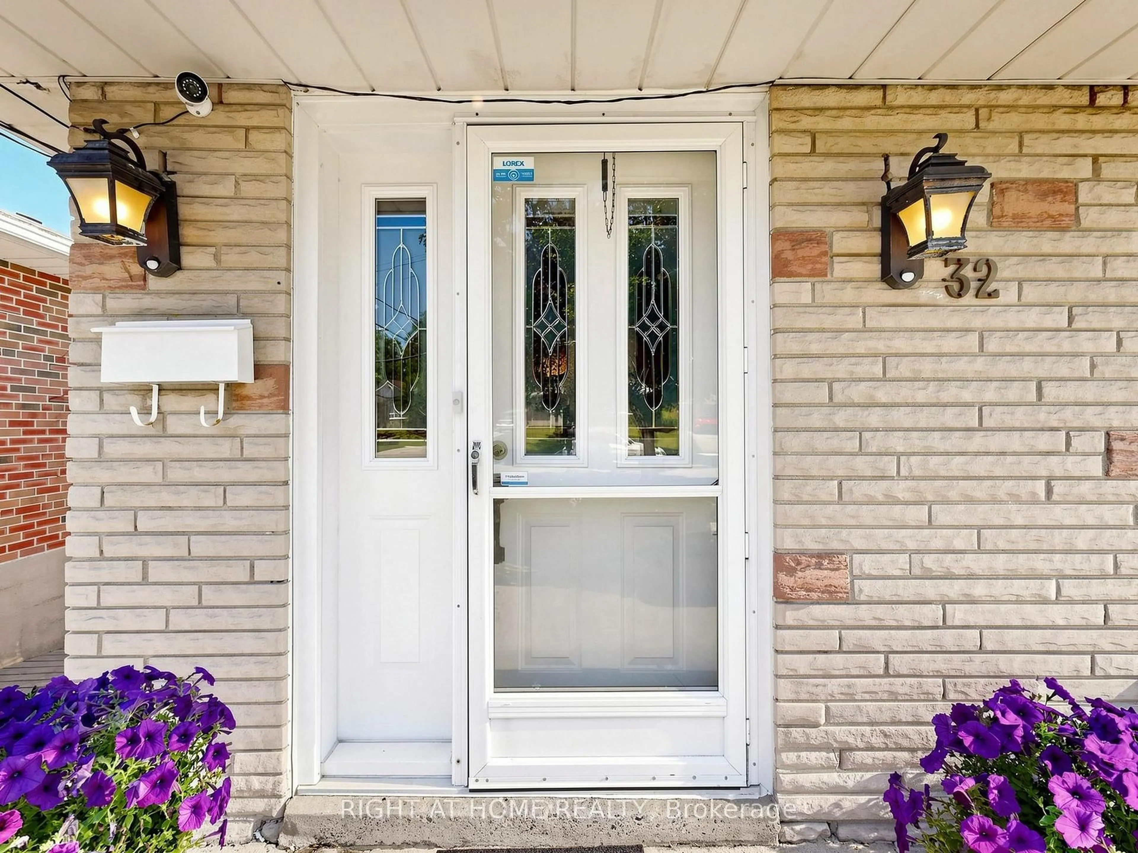 Indoor entryway for 32 Stevenwood Rd, Toronto Ontario M1G 1B6