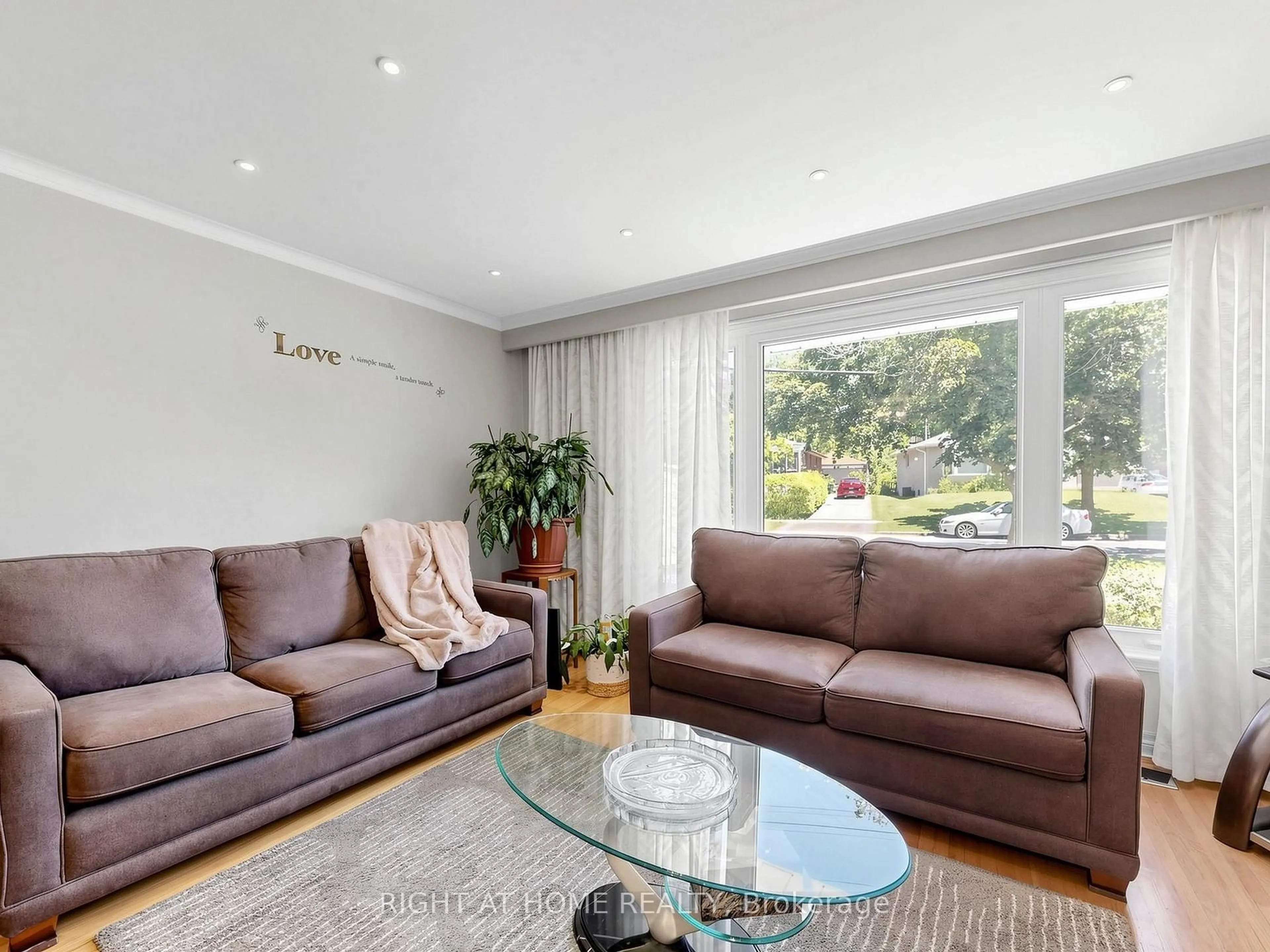 Living room with furniture, unknown for 32 Stevenwood Rd, Toronto Ontario M1G 1B6