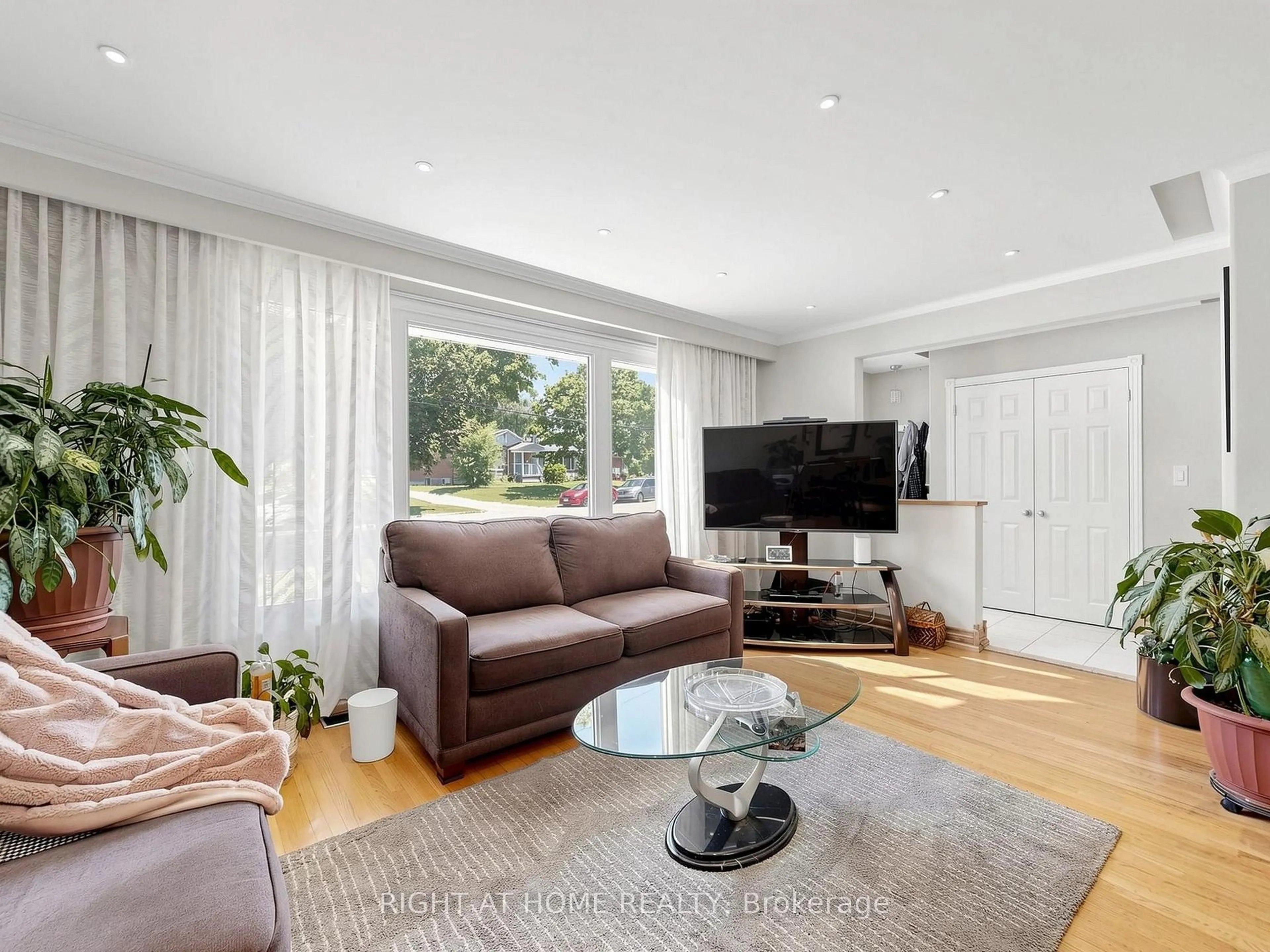 Living room with furniture, unknown for 32 Stevenwood Rd, Toronto Ontario M1G 1B6