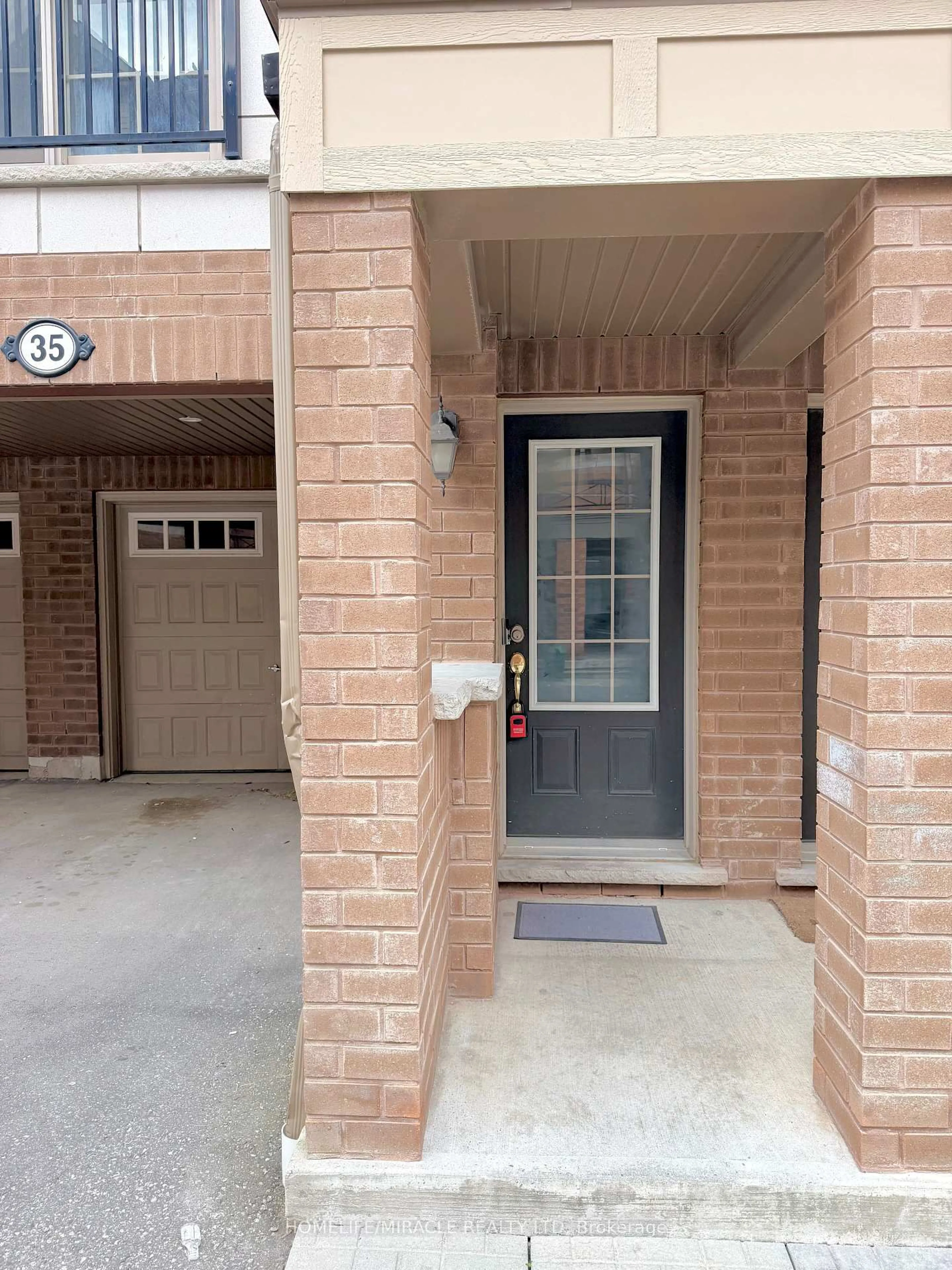 Indoor entryway for 35 Glenstal Path #265, Oshawa Ontario L1L 0L2