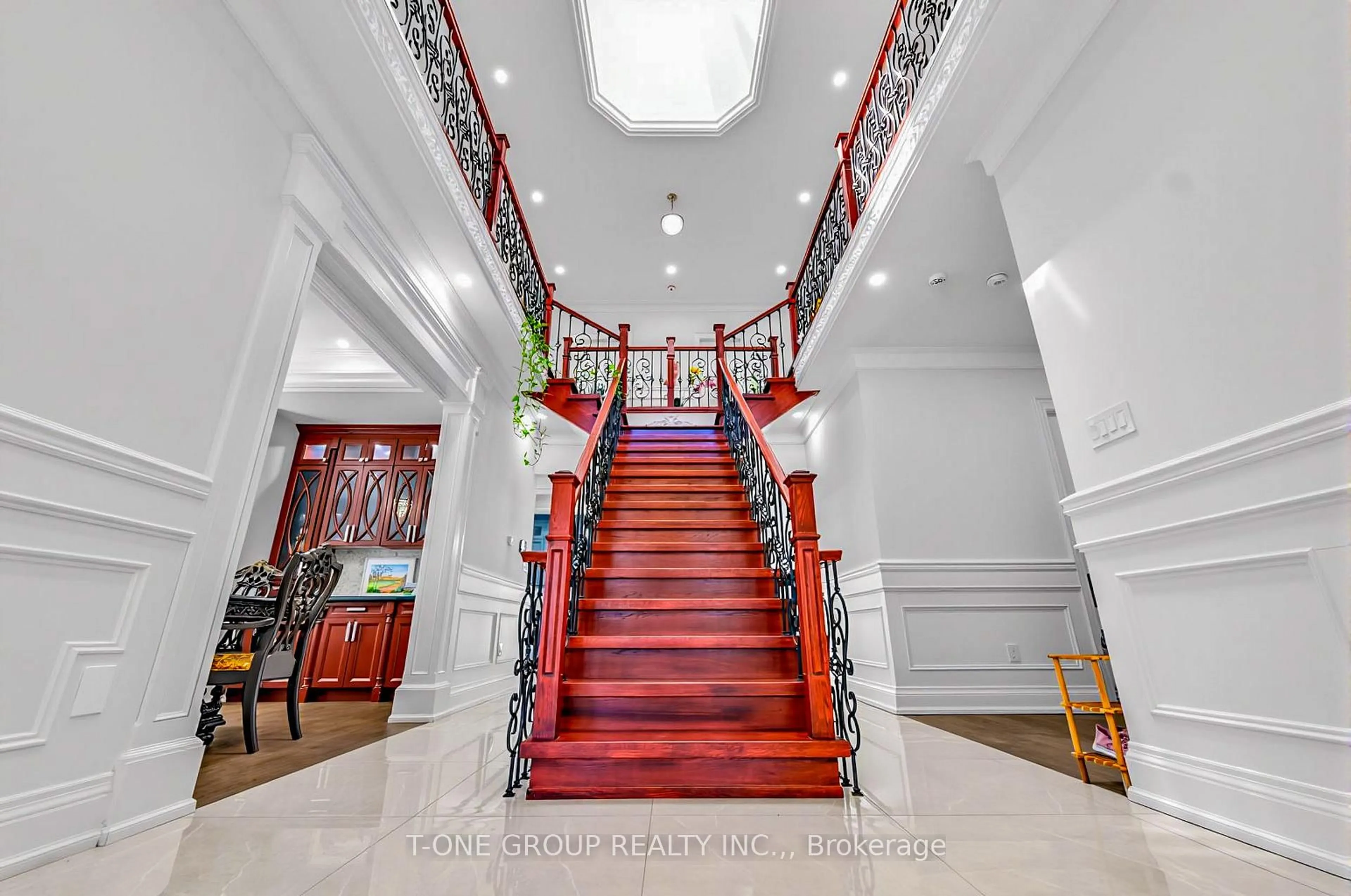 Indoor foyer for 70 Scarborough Heights Blvd, Toronto Ontario M1M 2V4