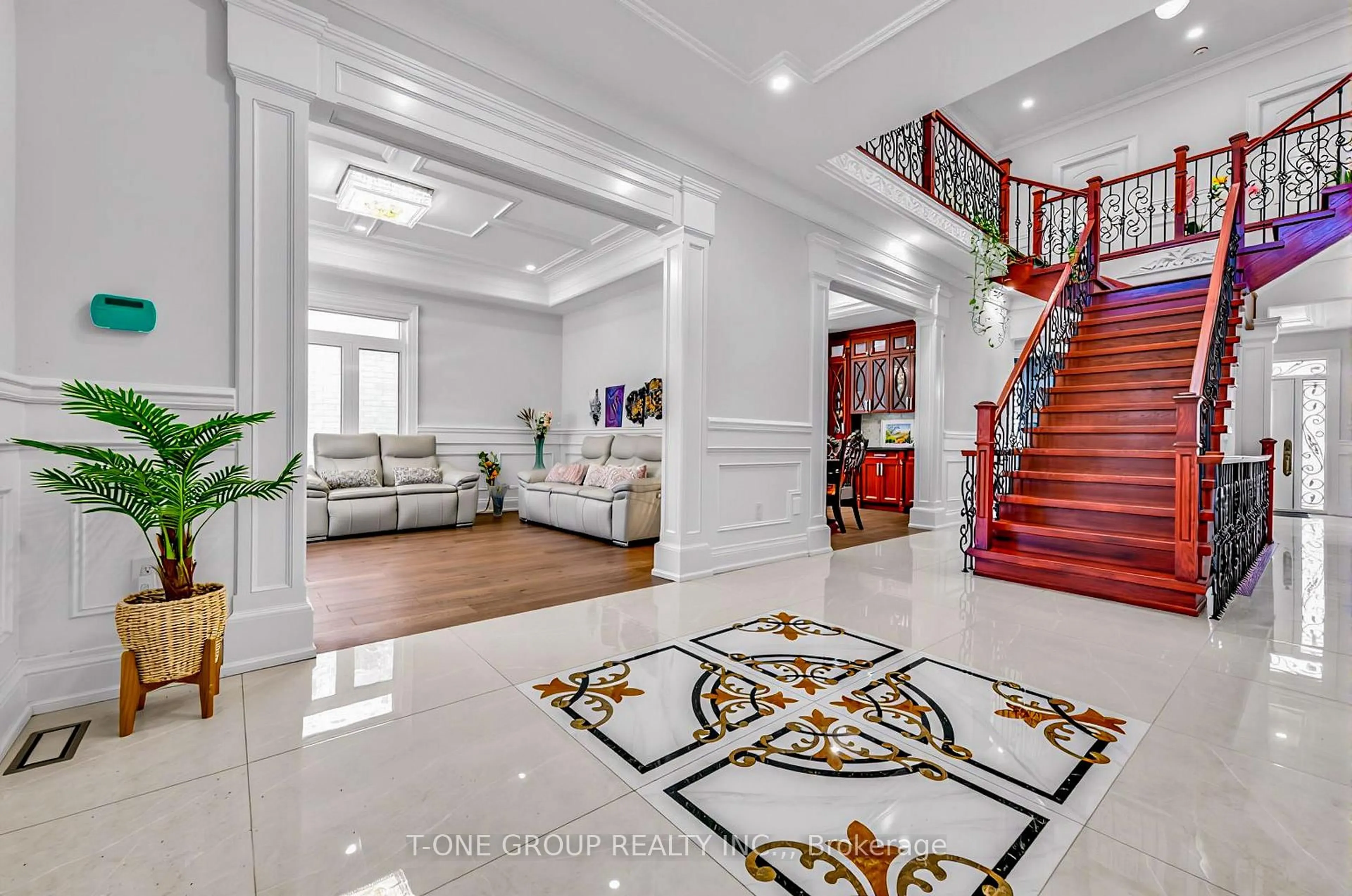 Indoor foyer for 70 Scarborough Heights Blvd, Toronto Ontario M1M 2V4
