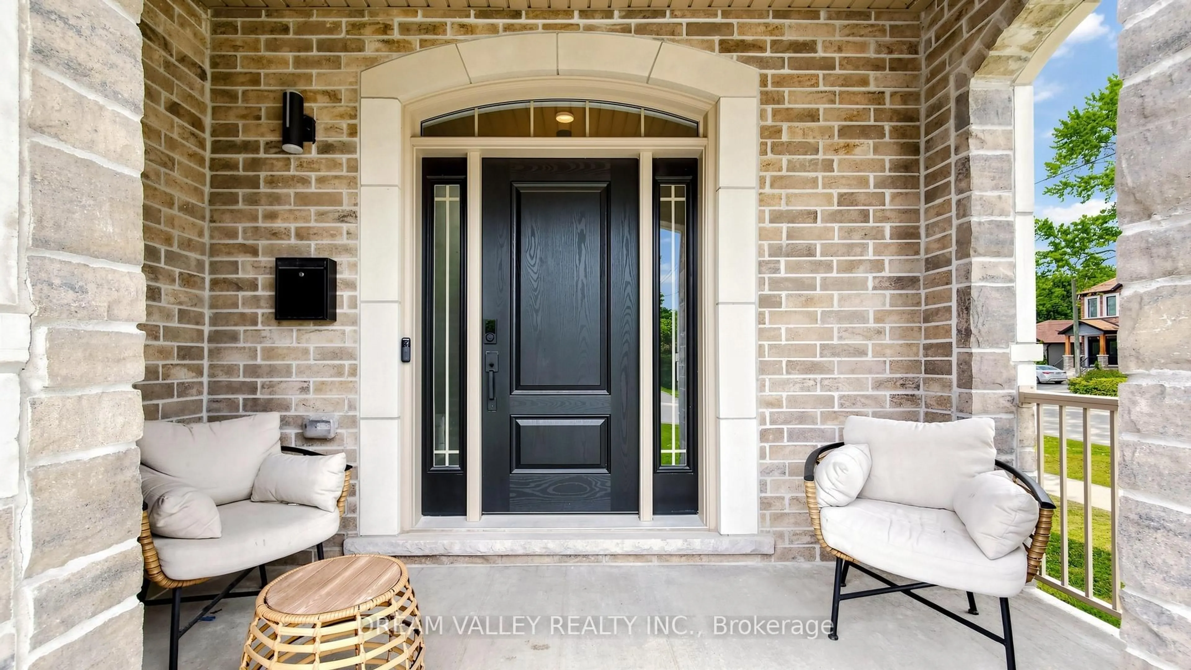 Indoor entryway for 224 Severn St, Oshawa Ontario L1J 8H7