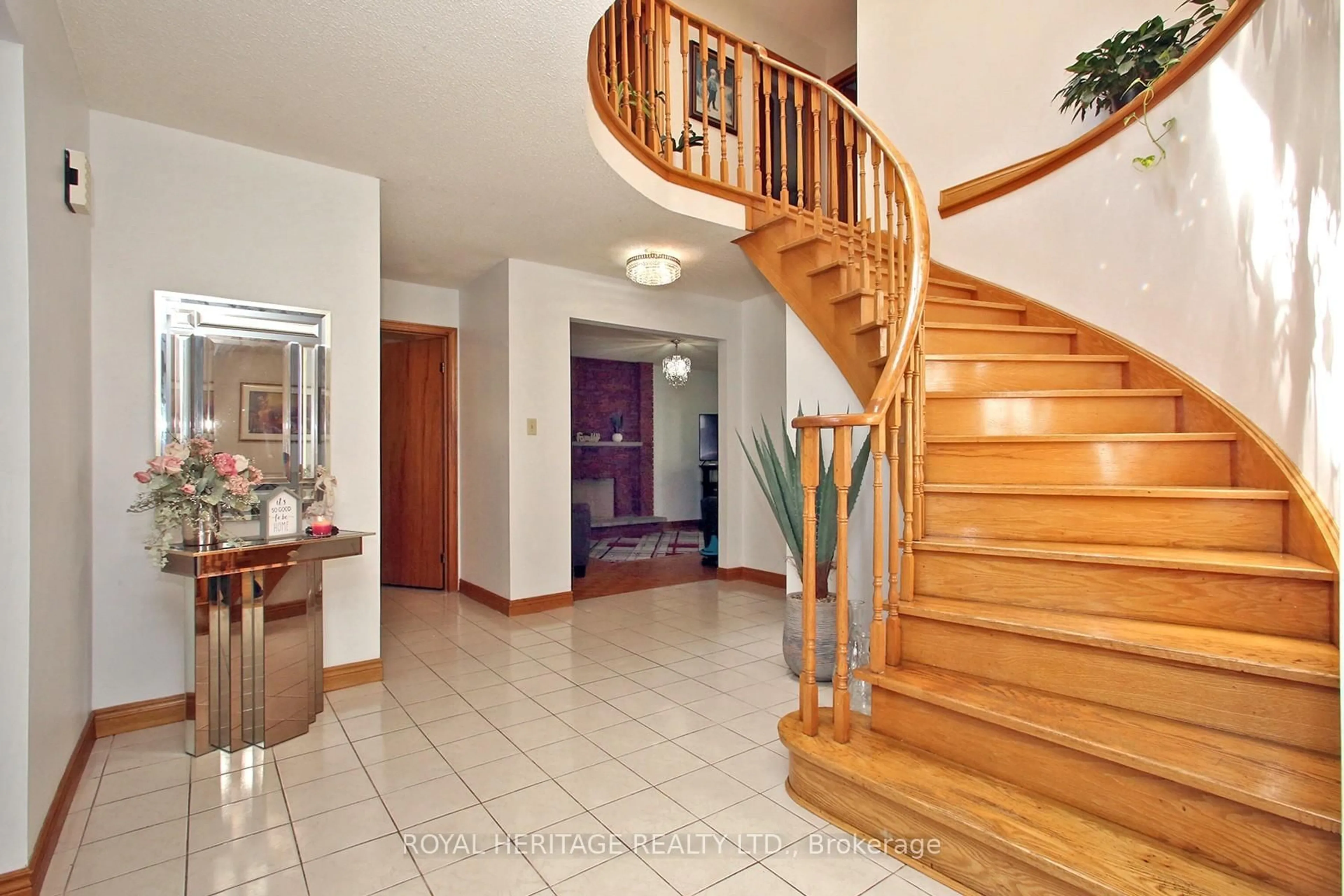 Indoor foyer for 8 Challenger Crt, Toronto Ontario M1C 4V1