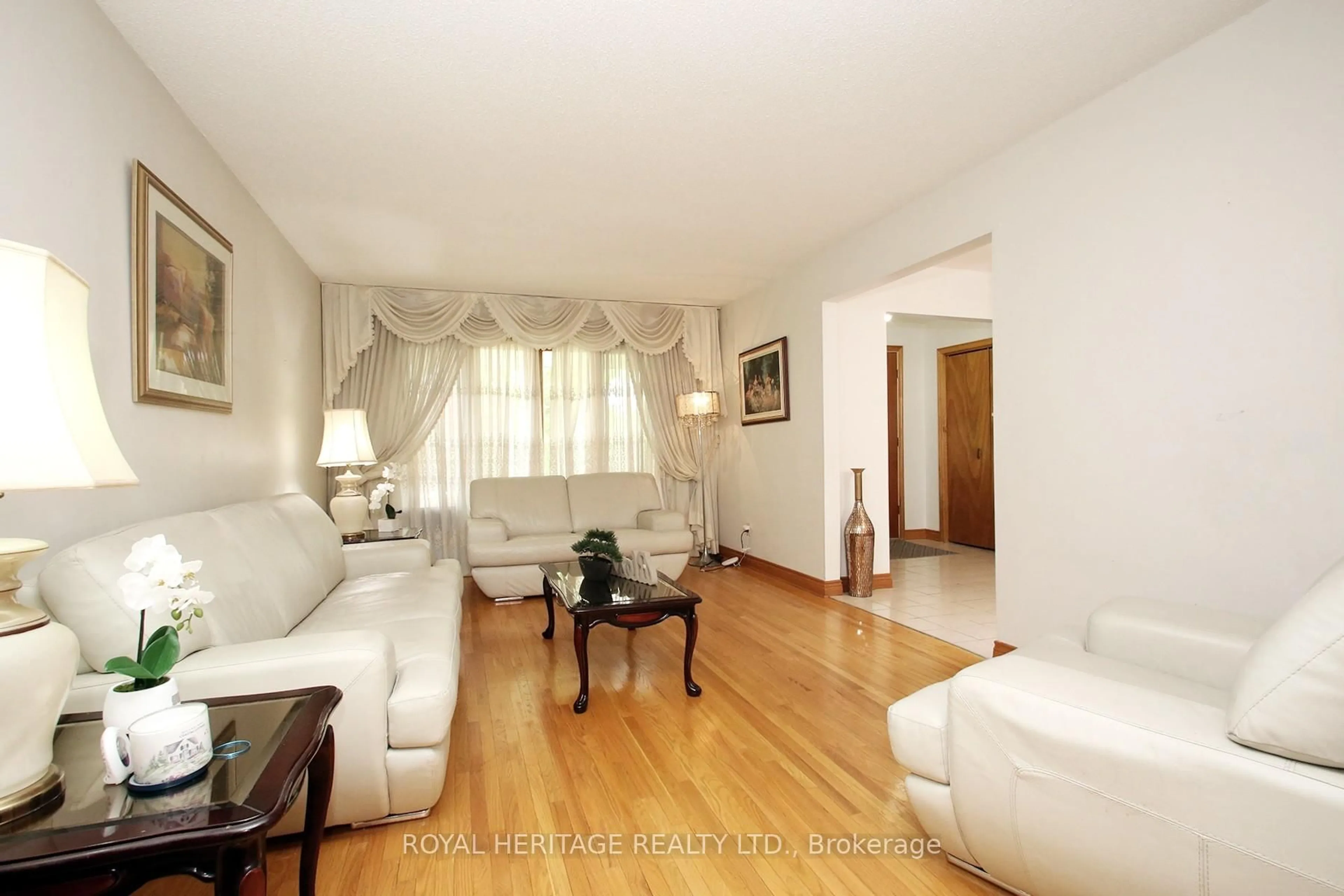 Living room with furniture, wood/laminate floor for 8 Challenger Crt, Toronto Ontario M1C 4V1