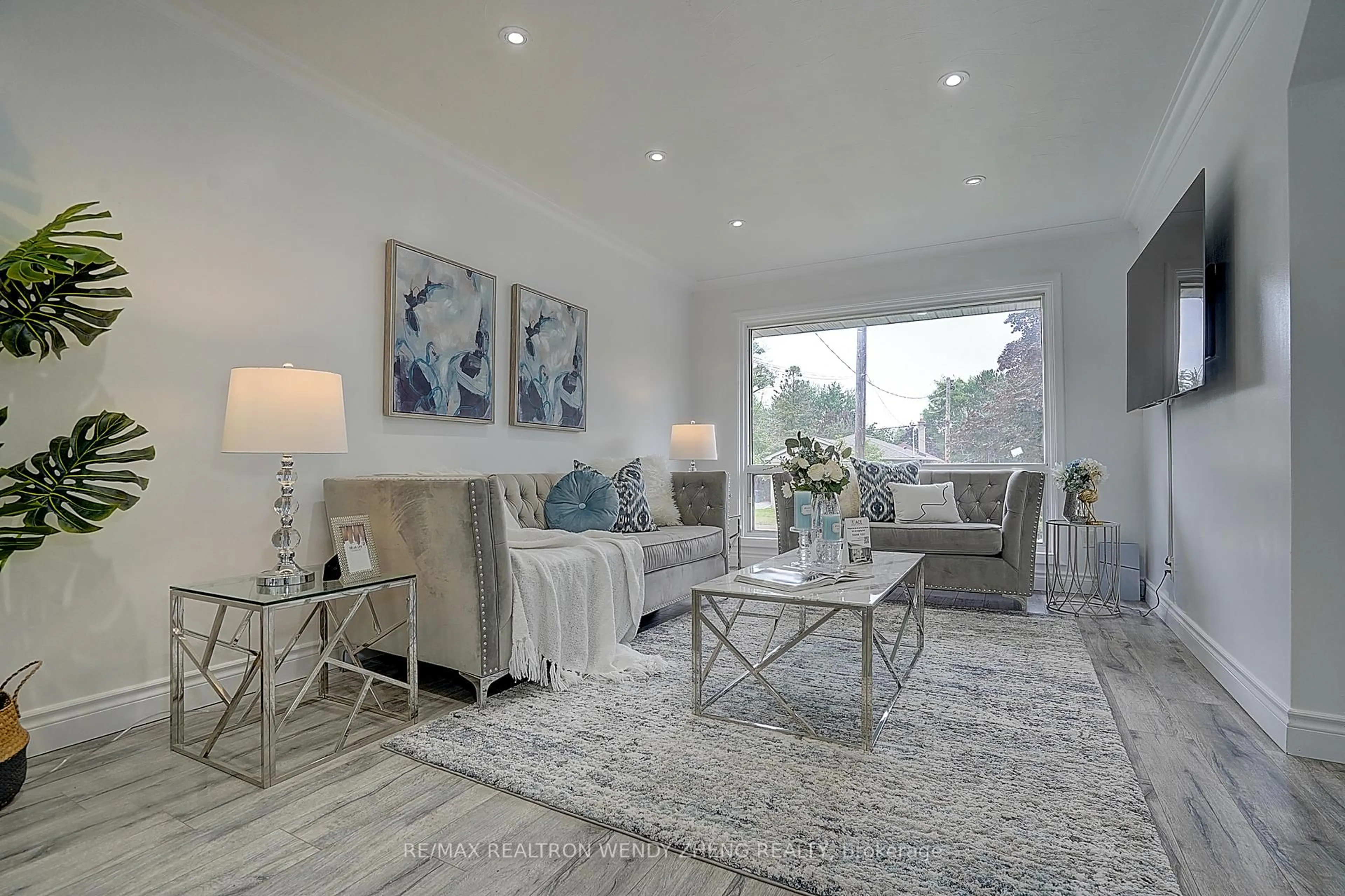 Living room with furniture, unknown for 18 Courton Dr, Toronto Ontario M1R 1K8