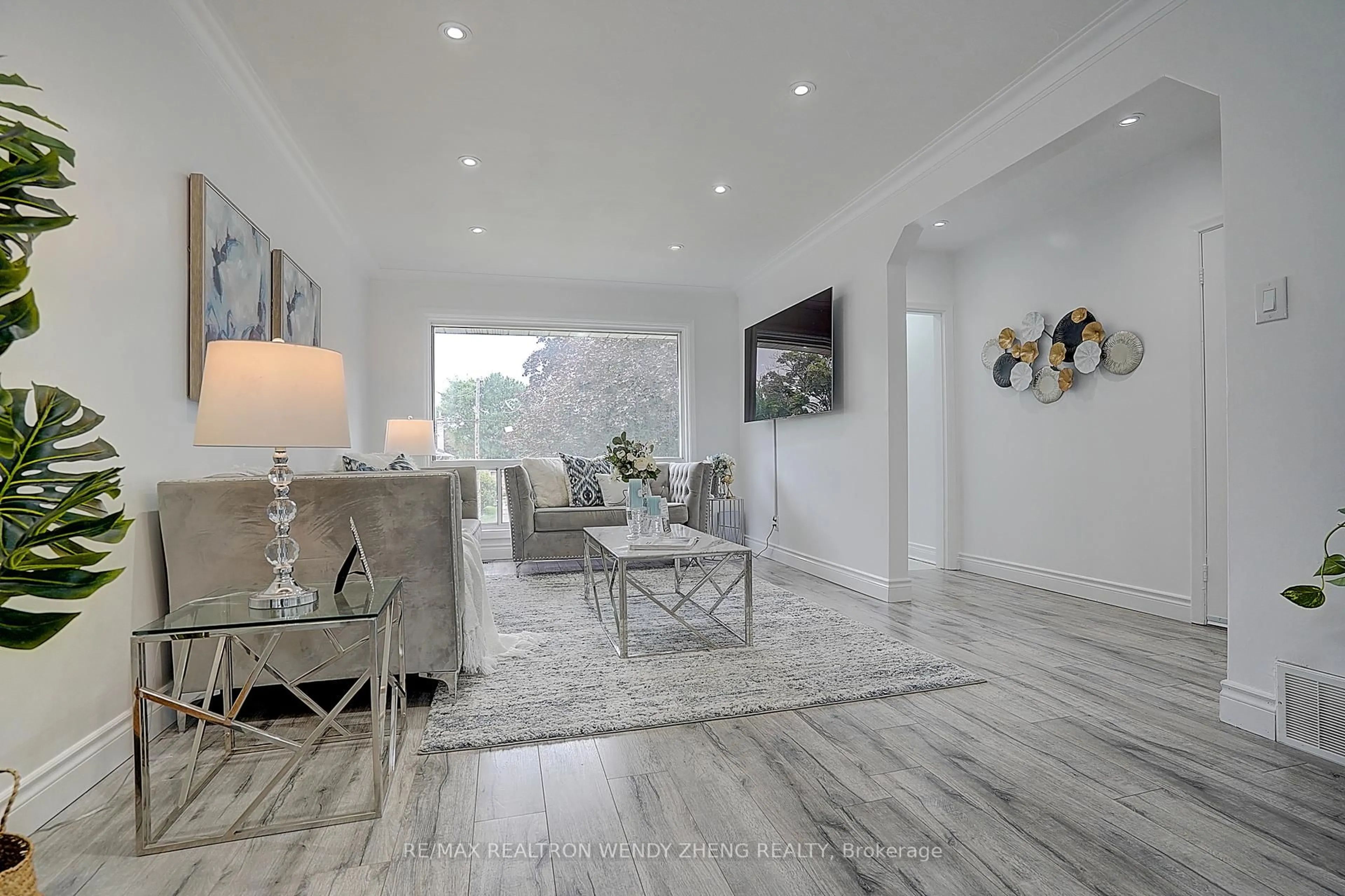 Living room with furniture, unknown for 18 Courton Dr, Toronto Ontario M1R 1K8