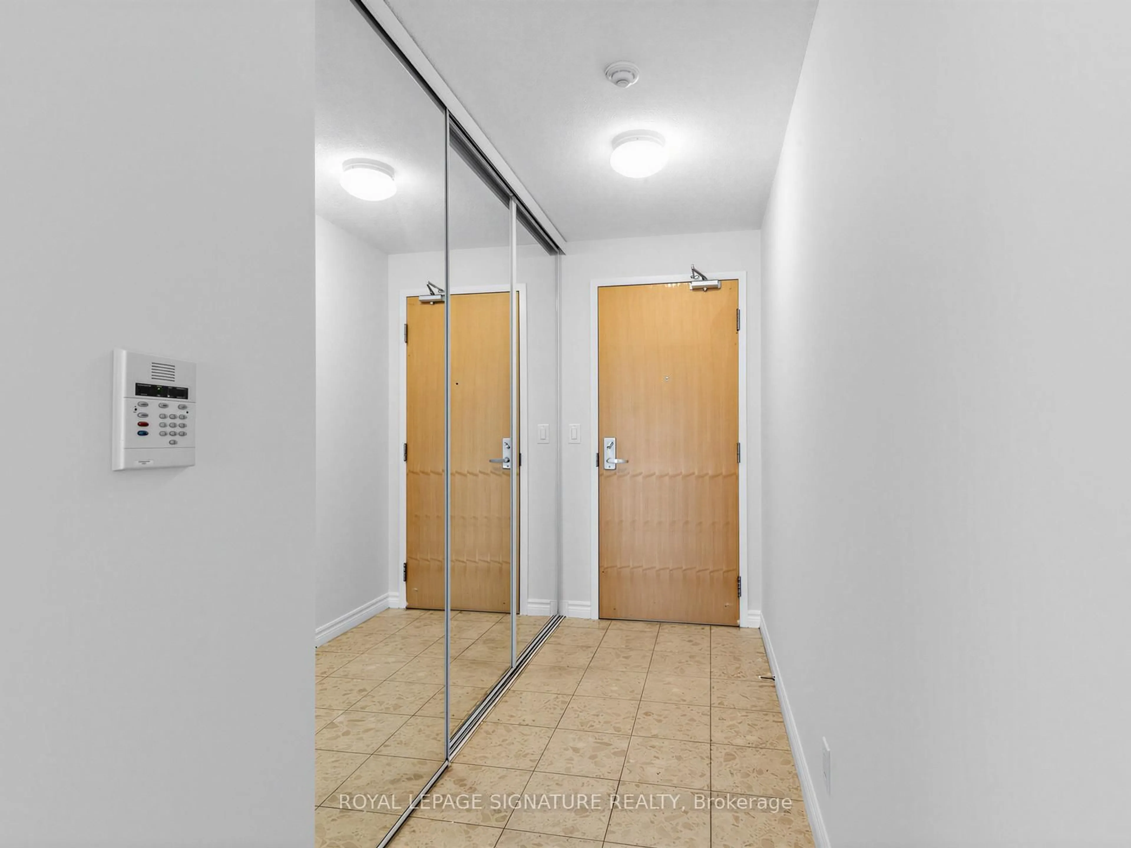 Indoor foyer for 68 Grangeway Ave #1512, Toronto Ontario M1H 0A1
