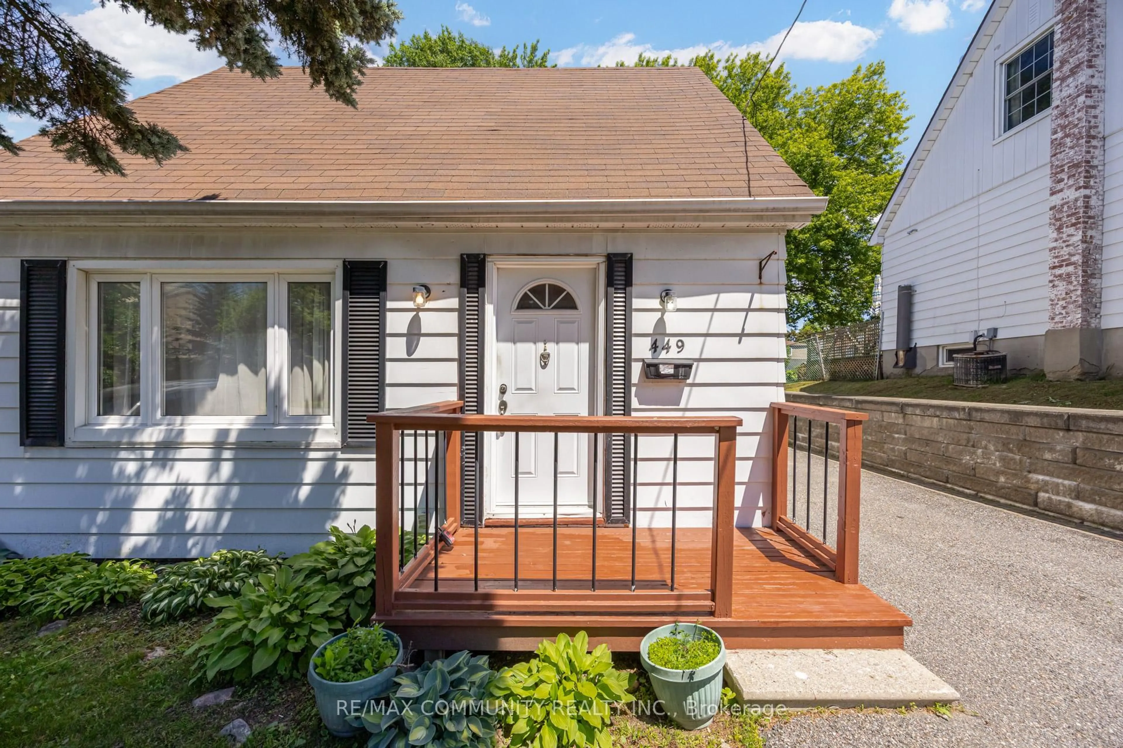 Home with vinyl exterior material, street for 449 Ritson Rd, Oshawa Ontario L1G 5P9