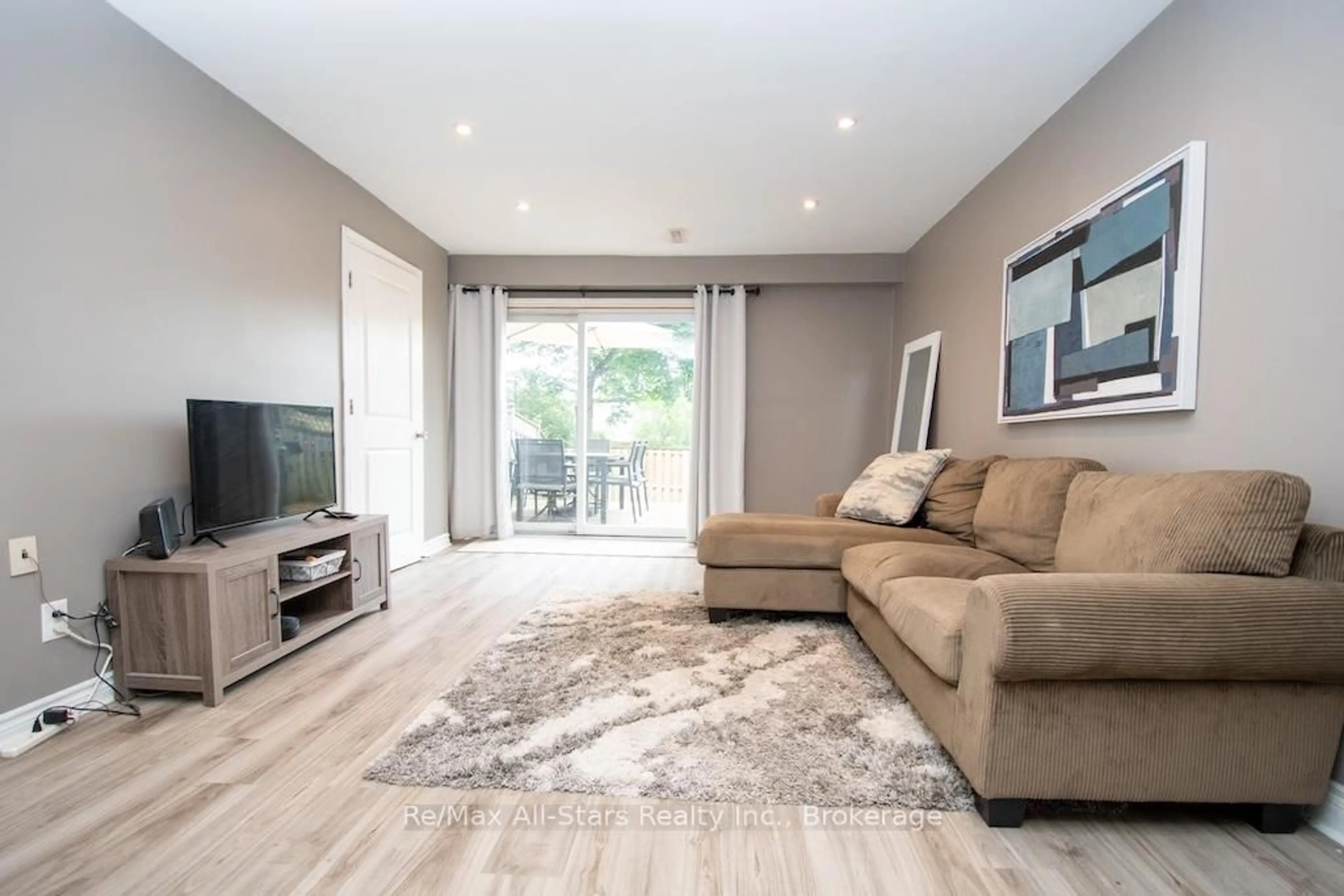 Living room with furniture, wood/laminate floor for 72 Martin Rd #16, Clarington Ontario L1C 3N3