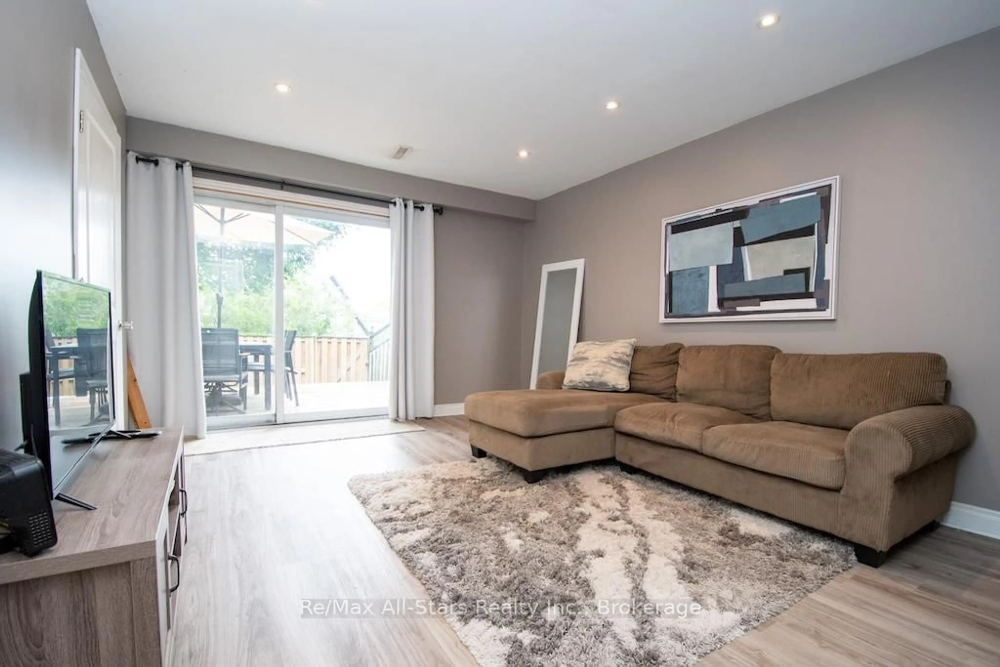 Living room with furniture, unknown for 72 Martin Rd #16, Clarington Ontario L1C 3N3
