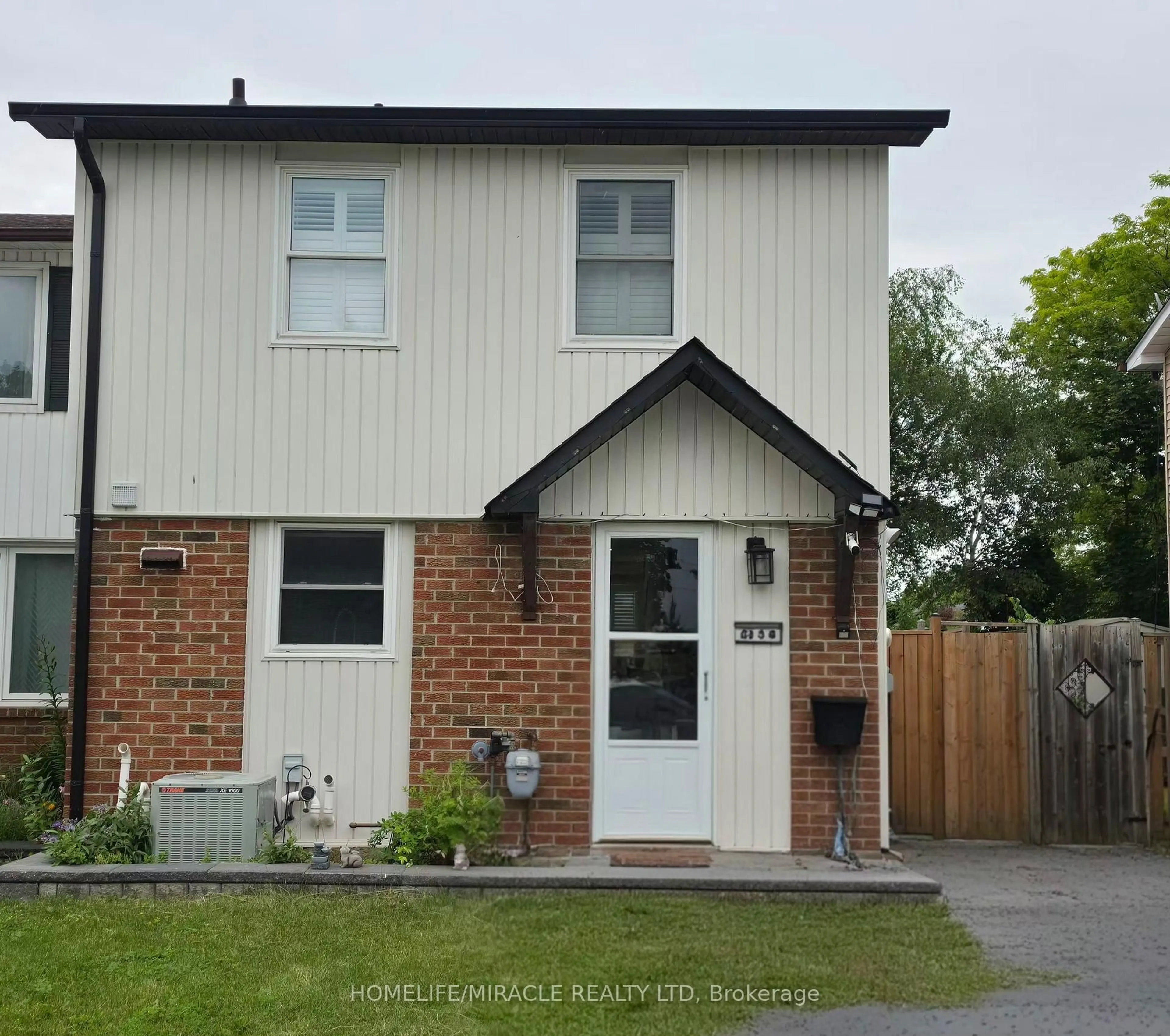 A pic from outside/outdoor area/front of a property/back of a property/a pic from drone, street for 439 Bristol Cres, Oshawa Ontario L1J 6M4