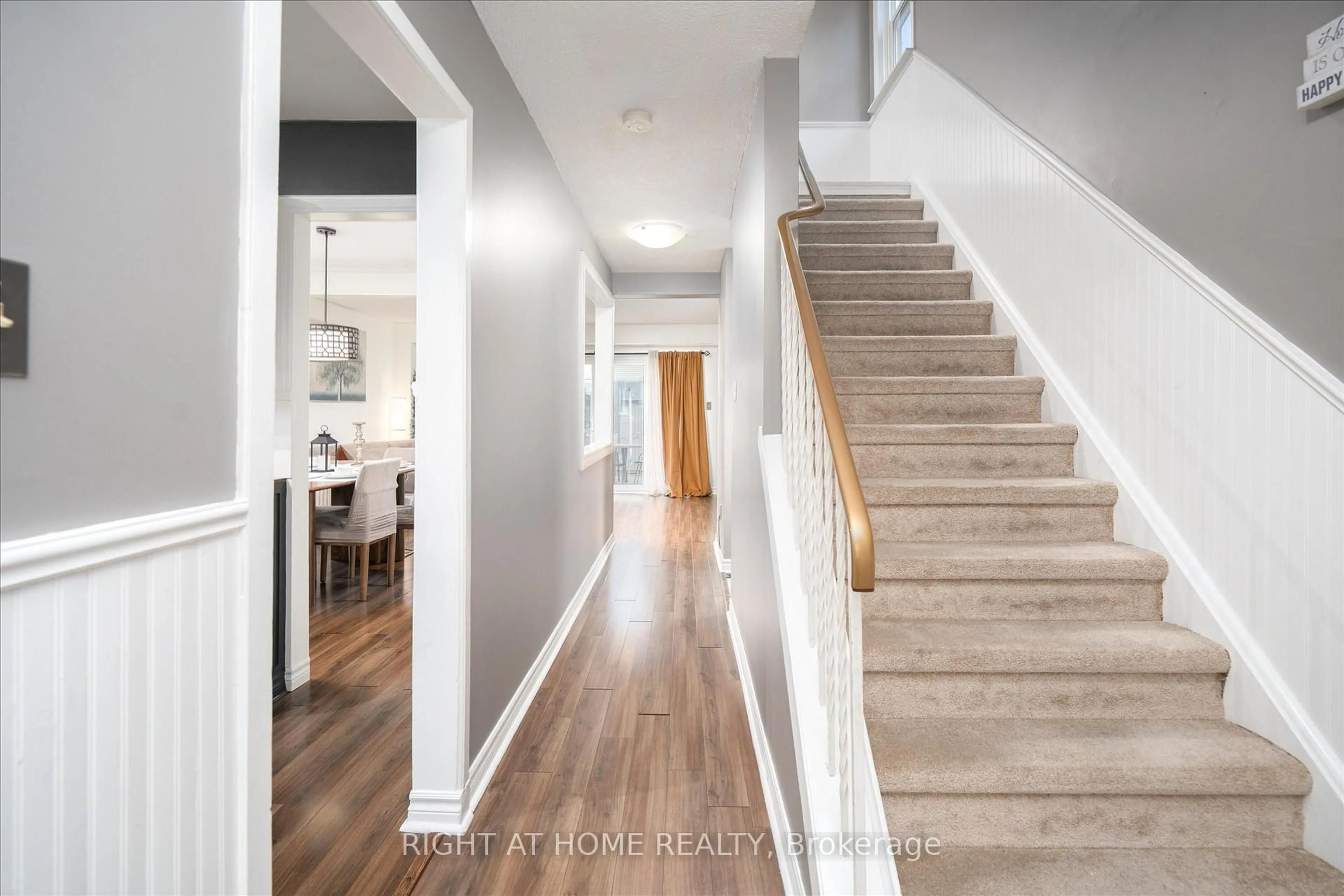 Indoor entryway for 1306 Fenelon Cres, Oshawa Ontario L1J 6G1