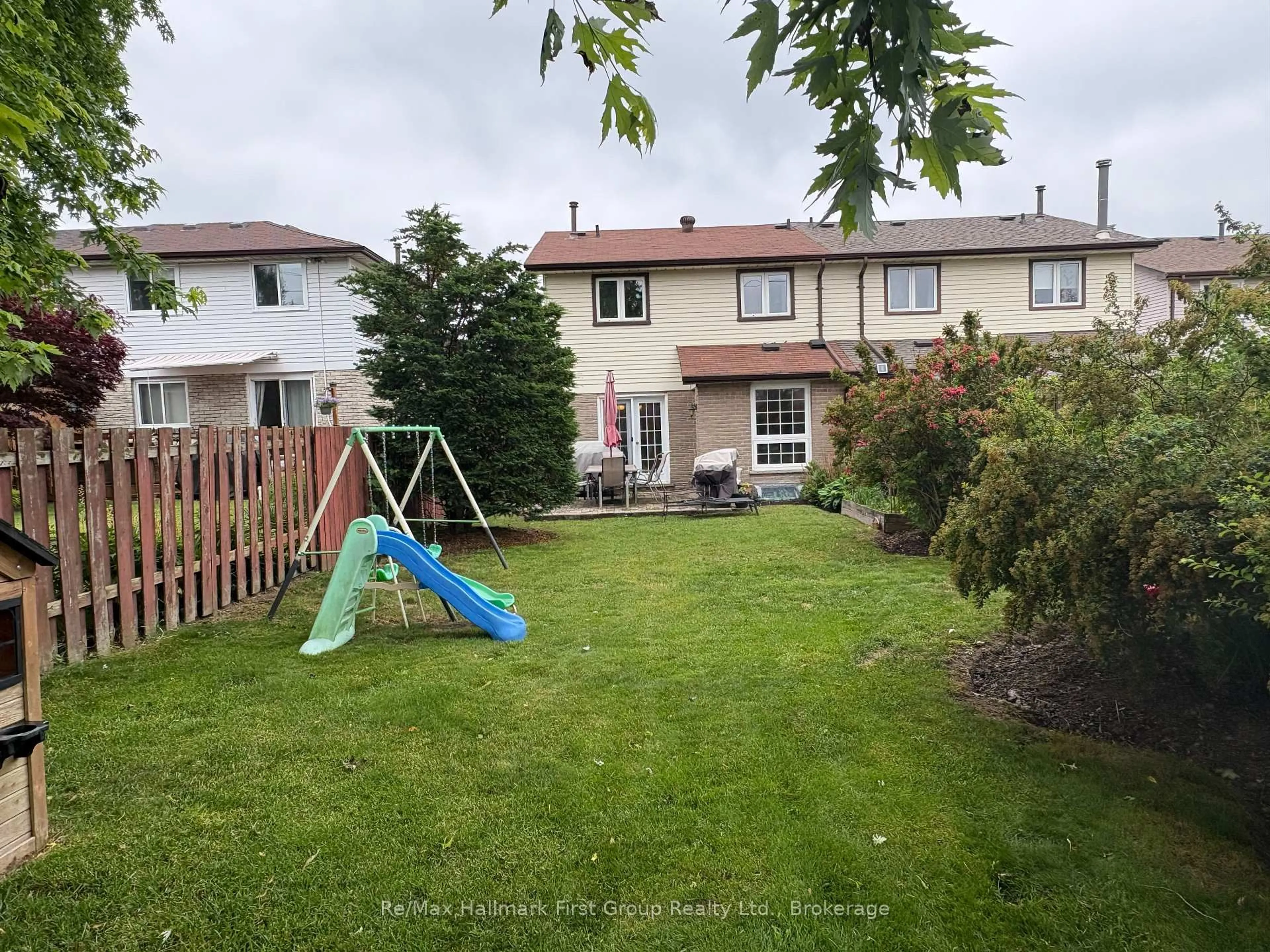 A pic from outside/outdoor area/front of a property/back of a property/a pic from drone, unknown for 565 Birkdale St, Oshawa Ontario L1H 8C3