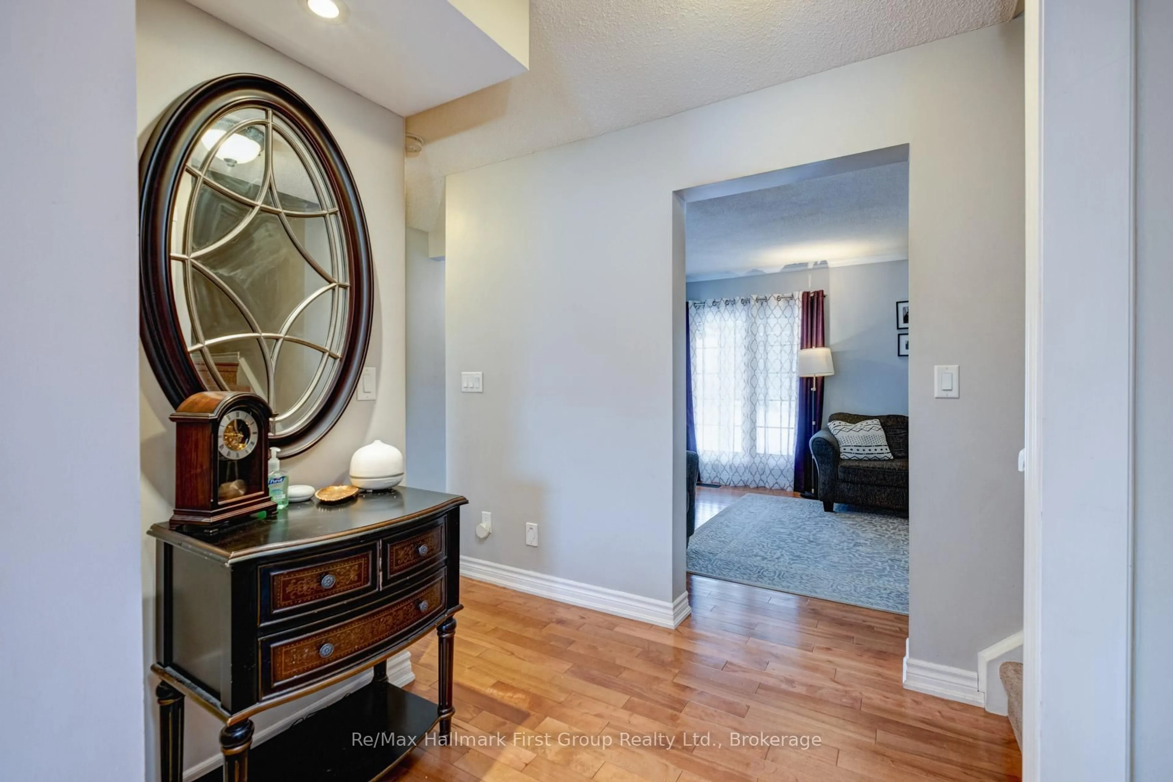 Indoor entryway for 565 Birkdale St, Oshawa Ontario L1H 8C3