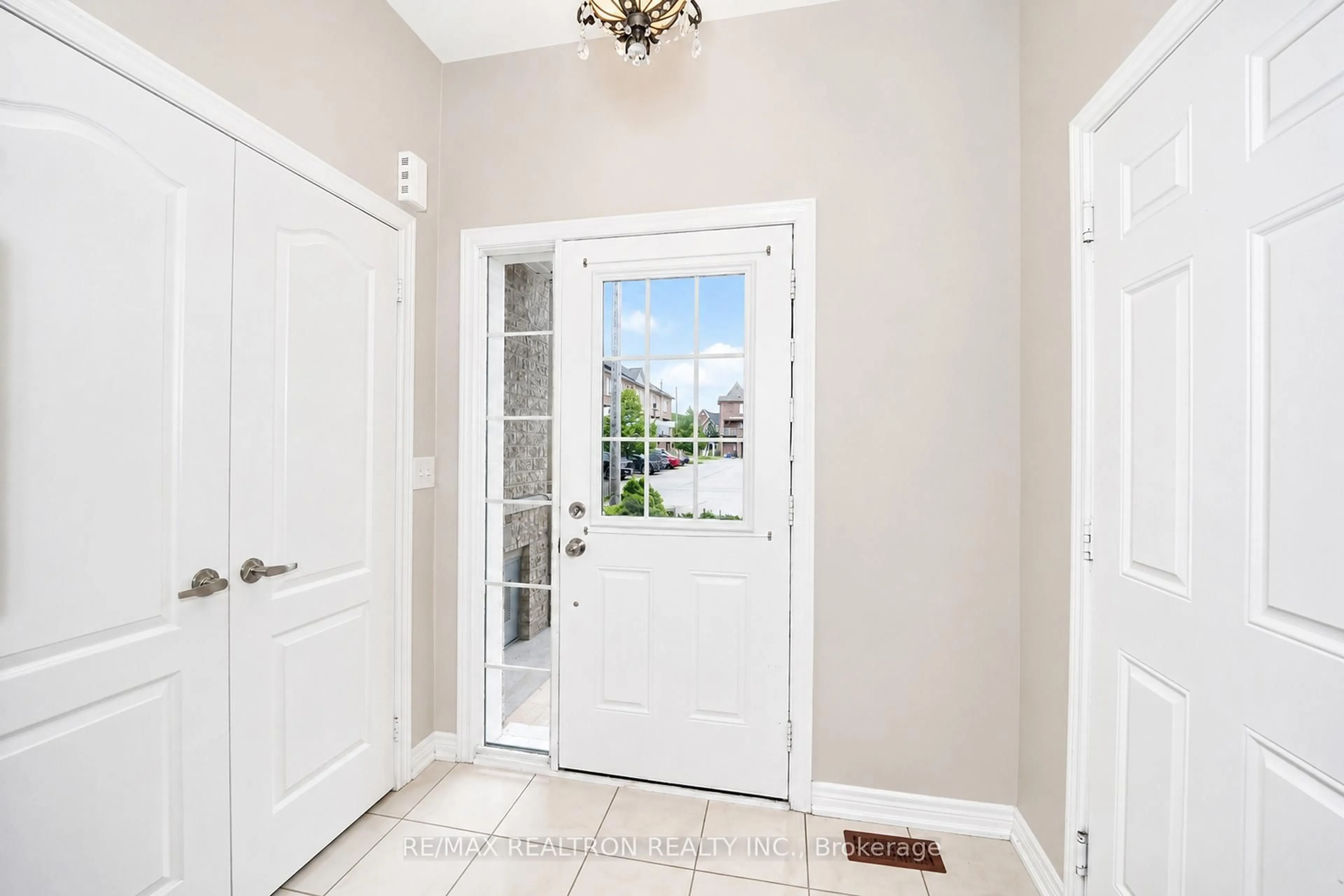 Indoor entryway for 8 Maidstone Way, Whitby Ontario L1R 0L7