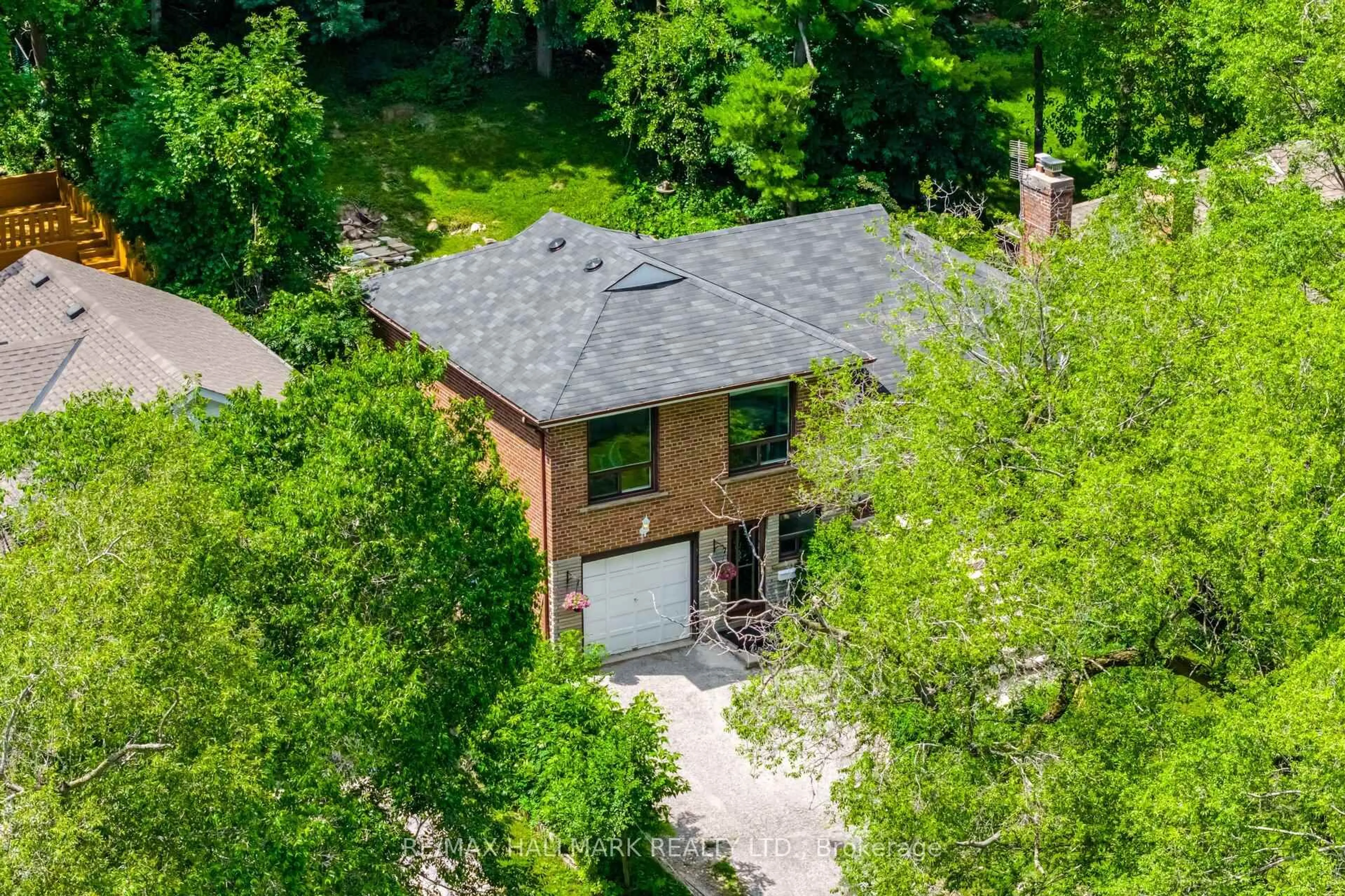 A pic from outside/outdoor area/front of a property/back of a property/a pic from drone, street for 42 Catalina Dr, Toronto Ontario M1M 1K6