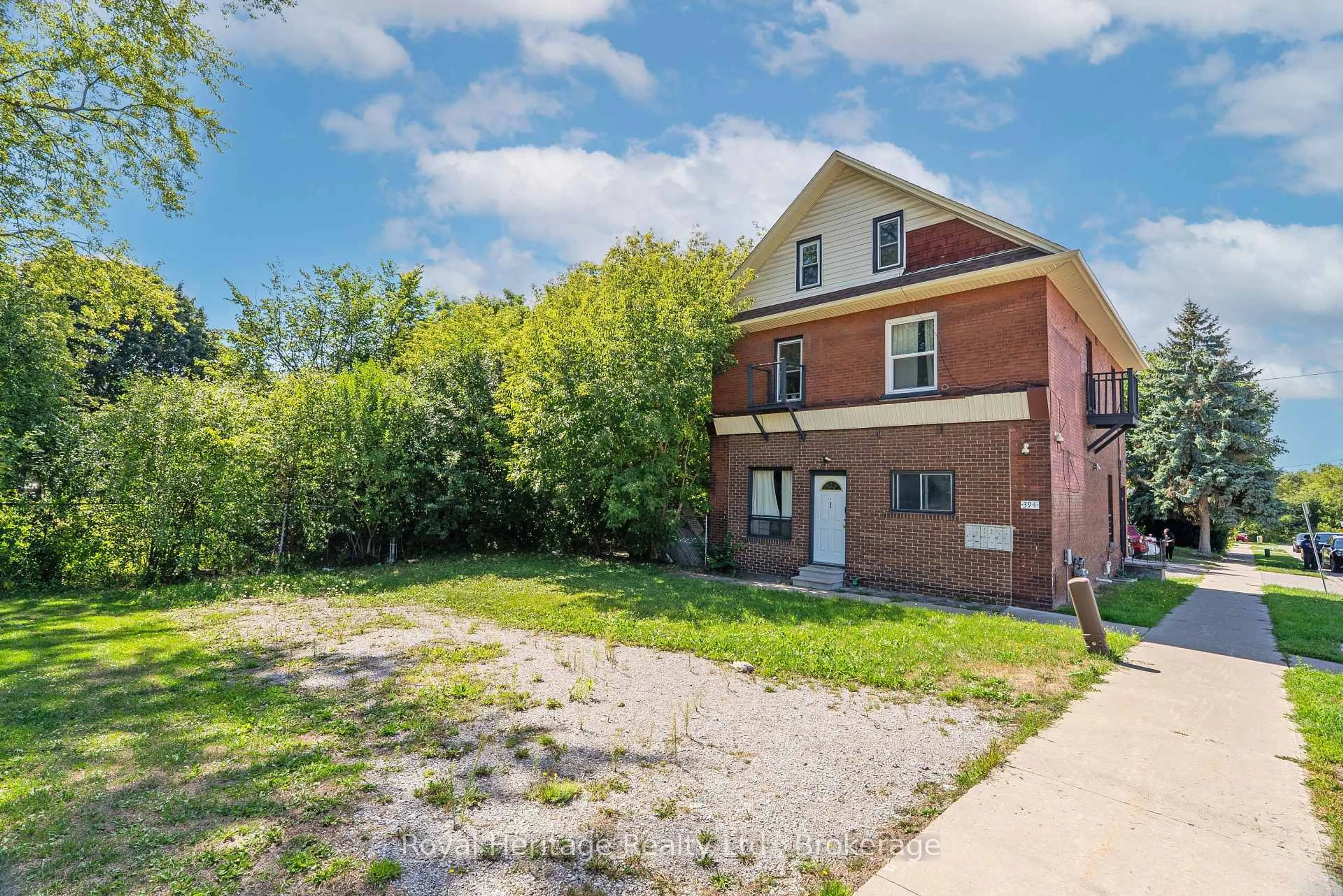 A pic from outside/outdoor area/front of a property/back of a property/a pic from drone, street for 394 Centre St, Oshawa Ontario L1H 4B9