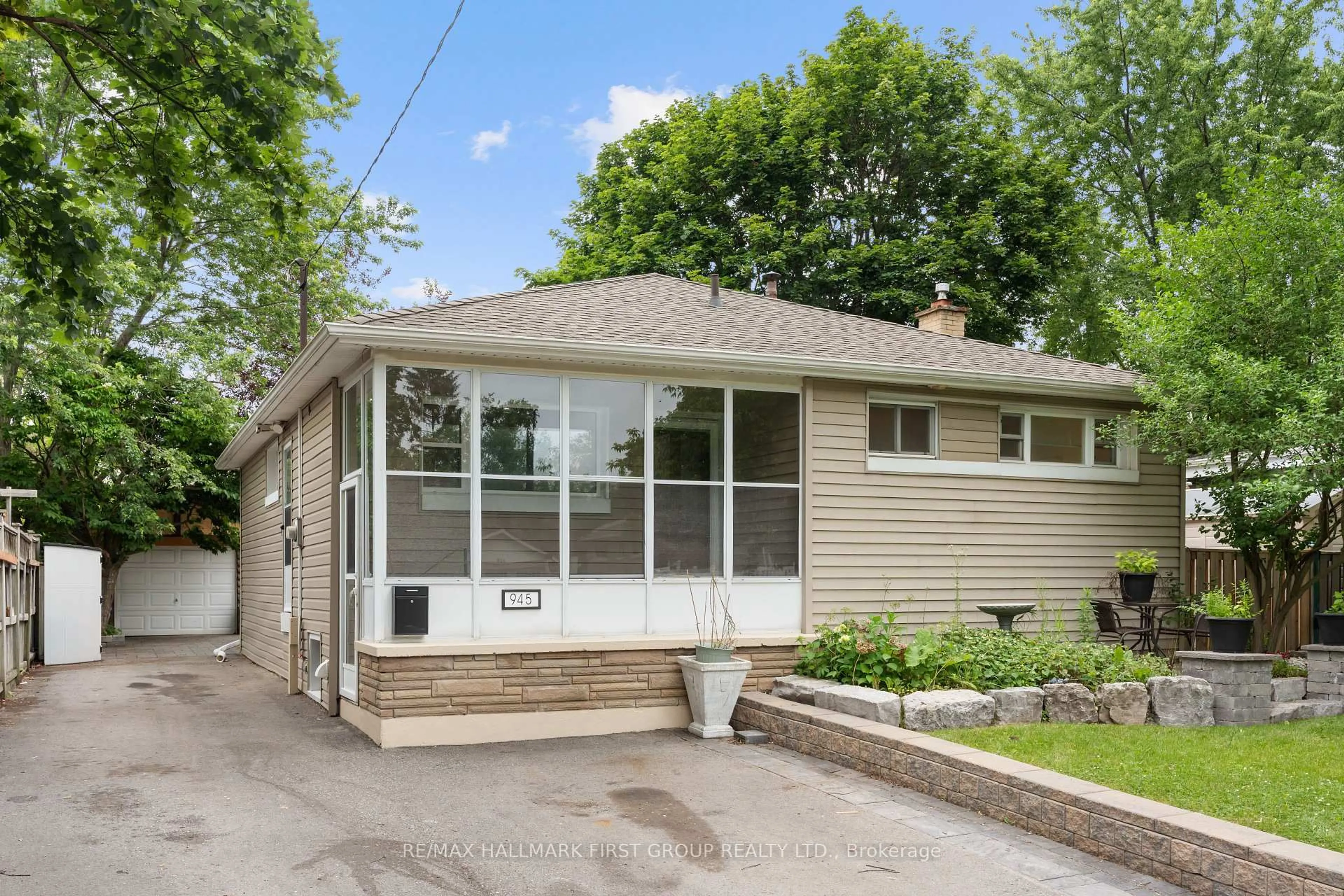 Home with vinyl exterior material, street for 945 Donovan Cres, Whitby Ontario L1N 3G4