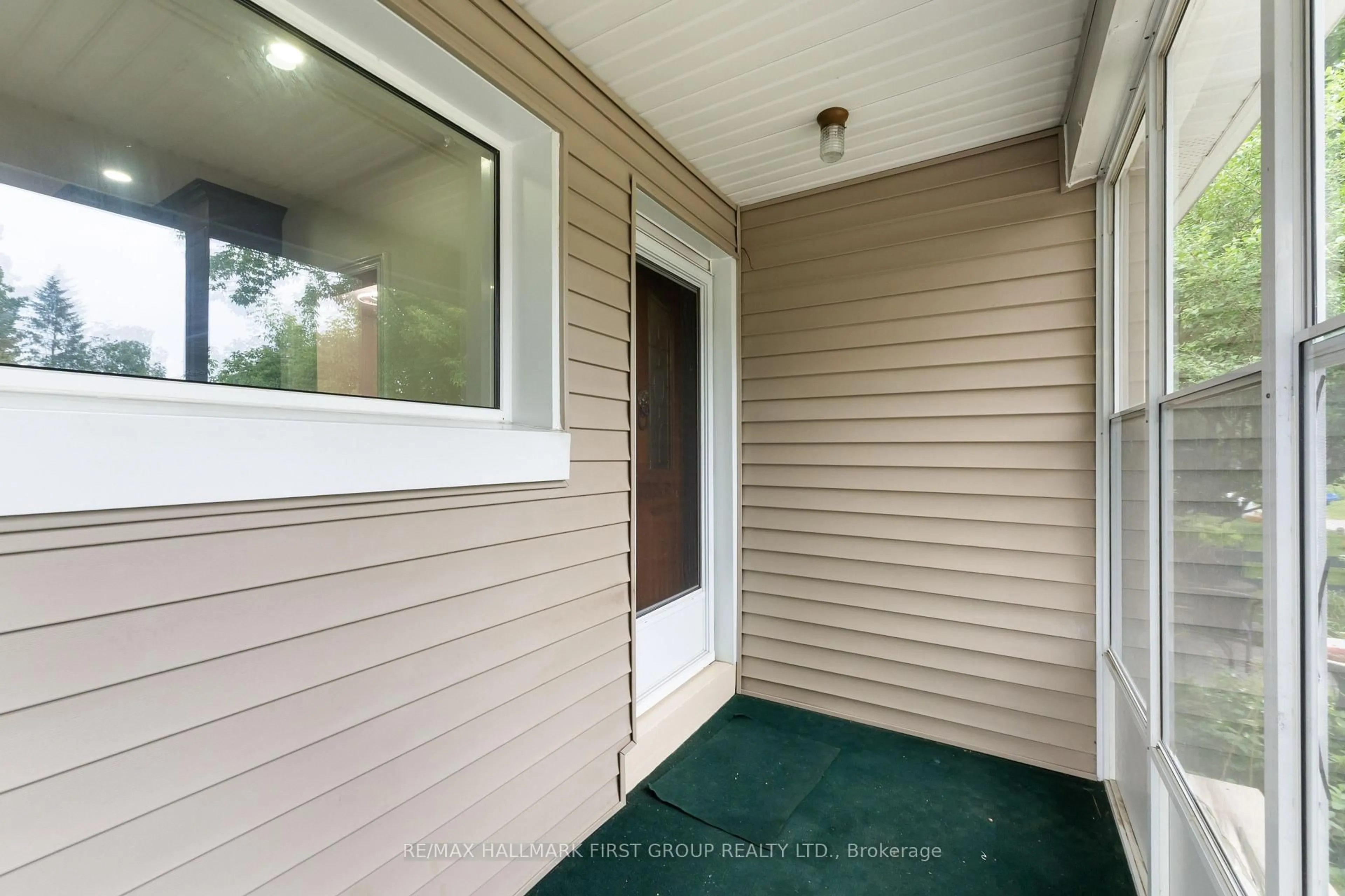 Unknown for 945 Donovan Cres, Whitby Ontario L1N 3G4
