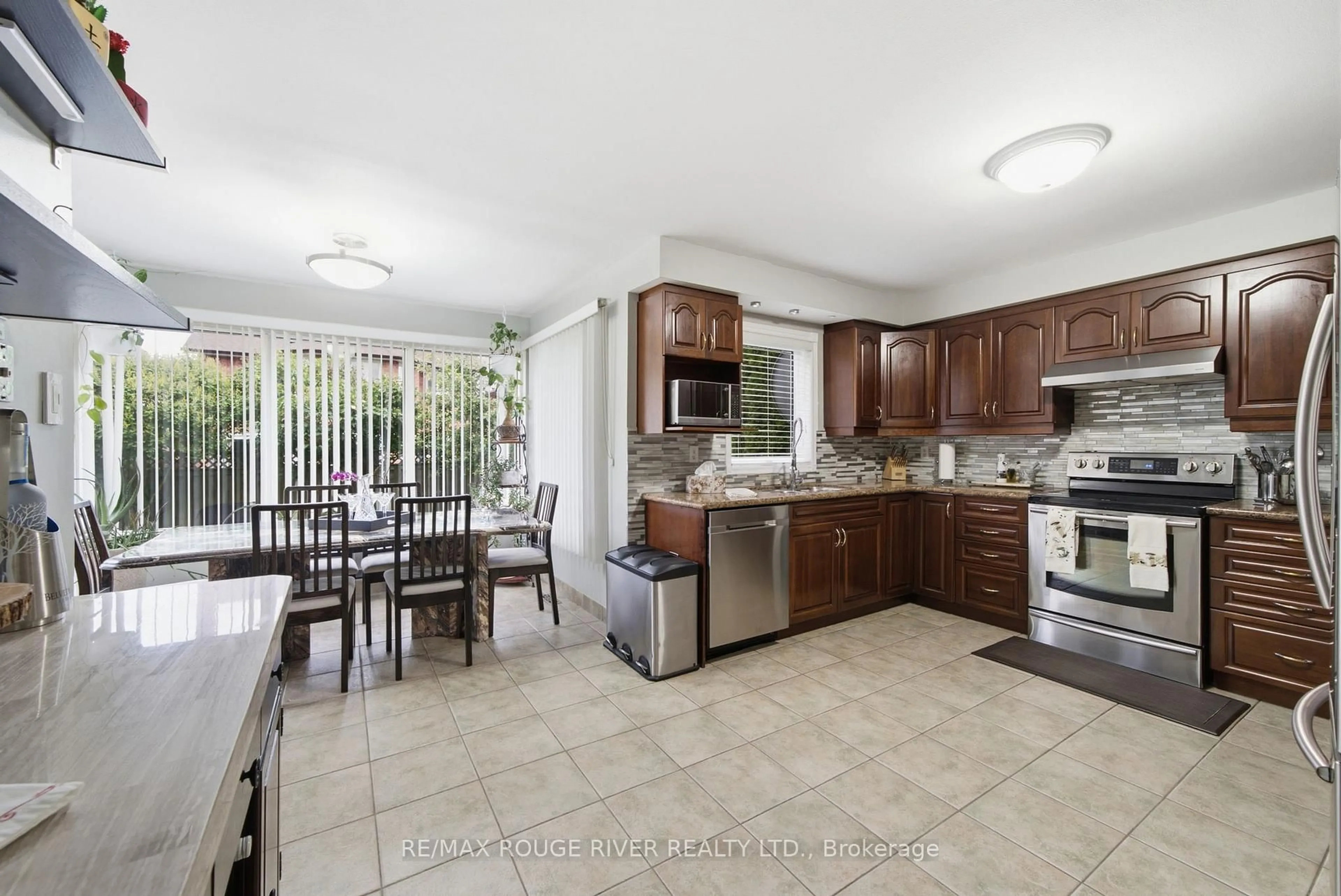 Open concept kitchen, ceramic/tile floor for 561 Cattail Crt, Pickering Ontario L1V 6A2