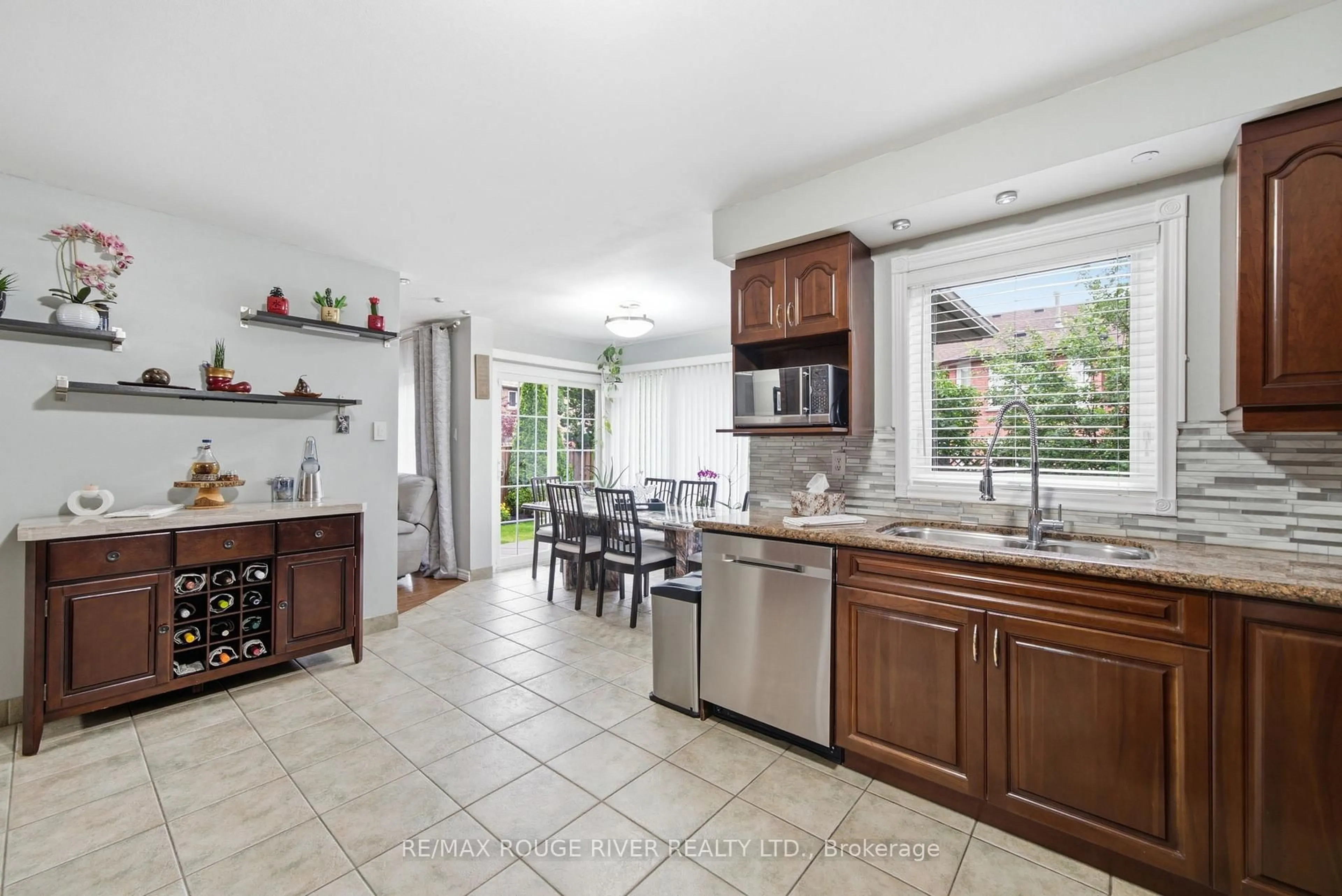 Open concept kitchen, ceramic/tile floor for 561 Cattail Crt, Pickering Ontario L1V 6A2