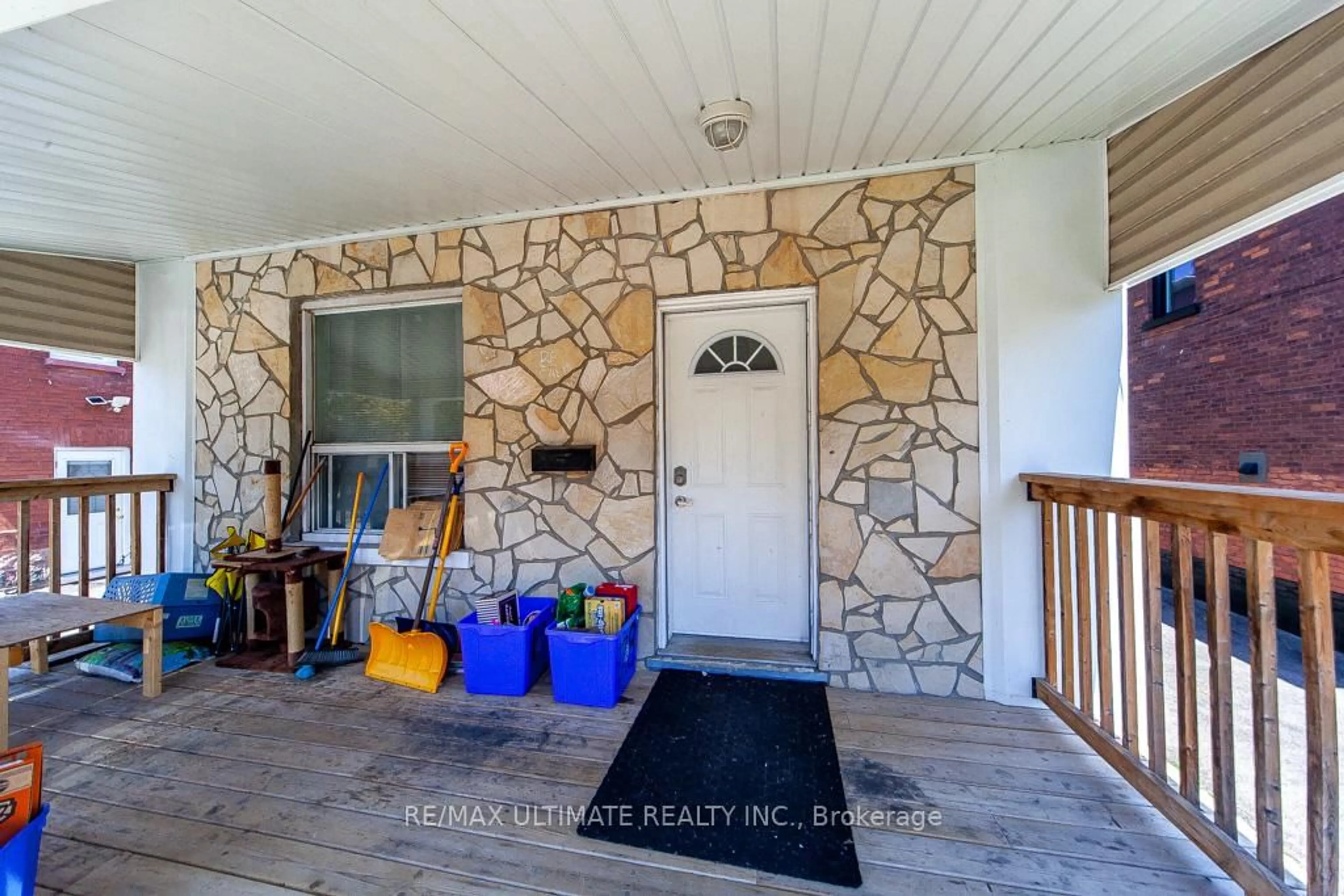 Indoor entryway for 128 Elgin St, Oshawa Ontario L1G 1T3
