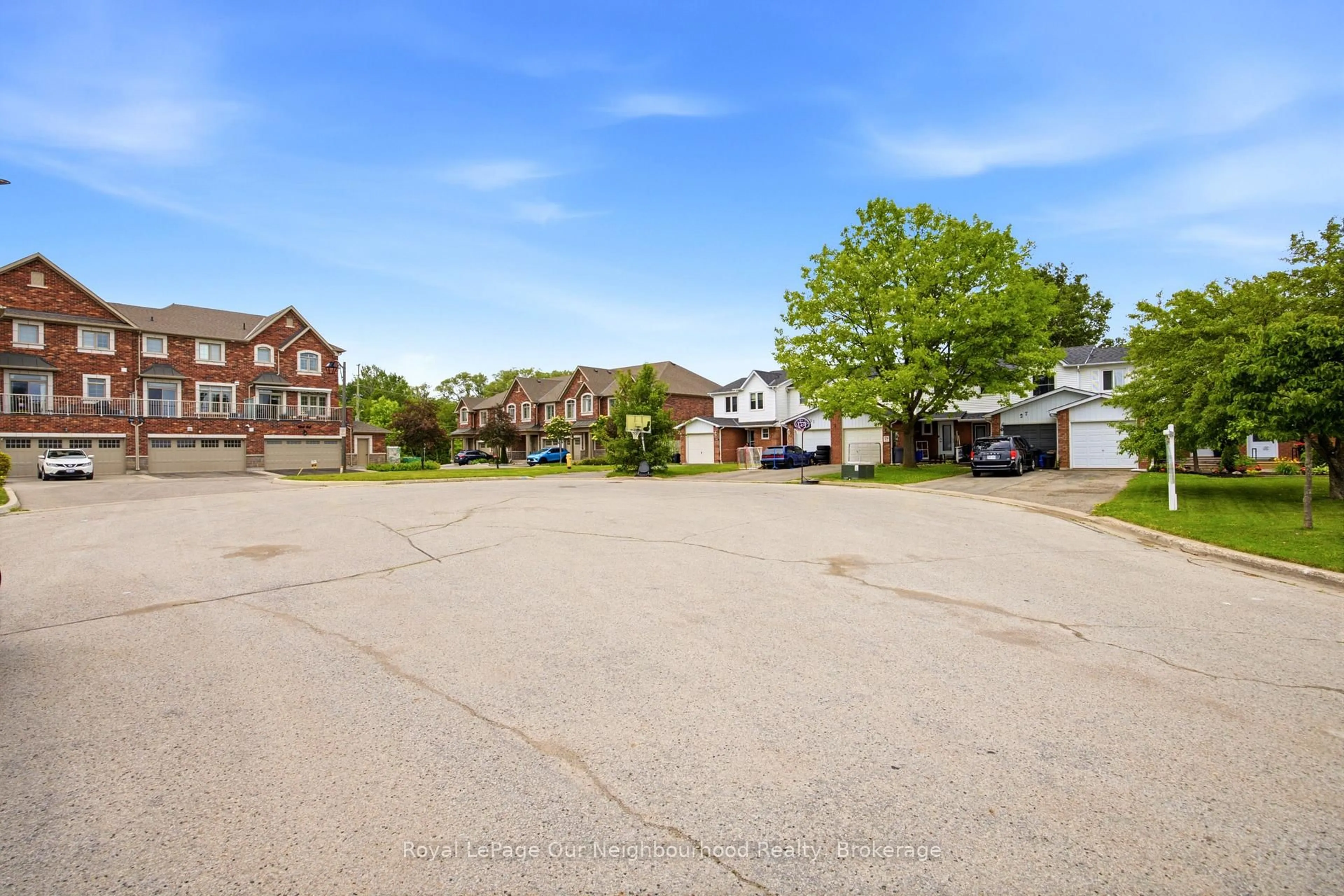 A pic from outside/outdoor area/front of a property/back of a property/a pic from drone, street for 25 Hanning Crt, Clarington Ontario L1C 4R3