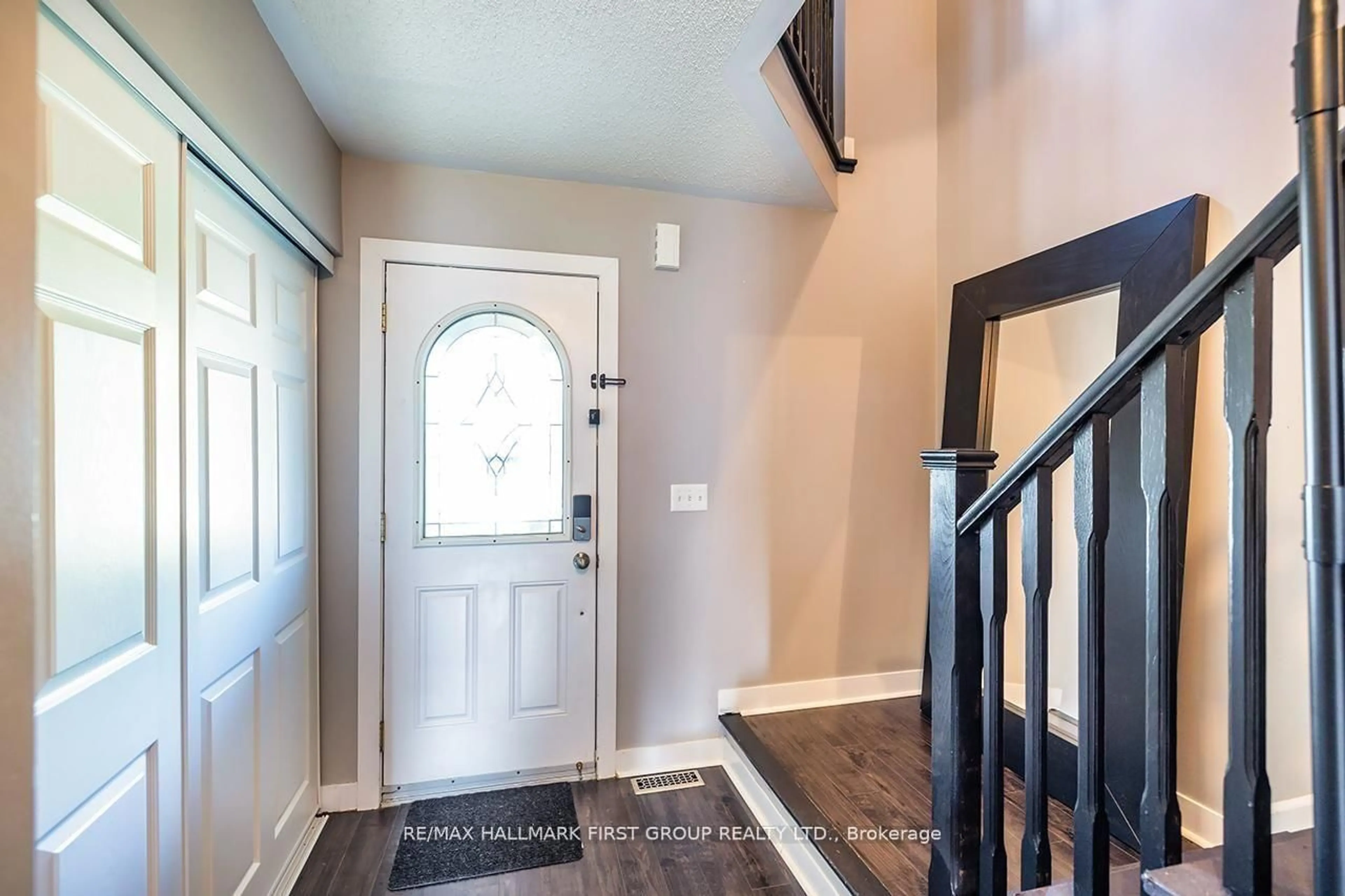 Indoor entryway for 38 Allworth Cres, Clarington Ontario L1C 0B3