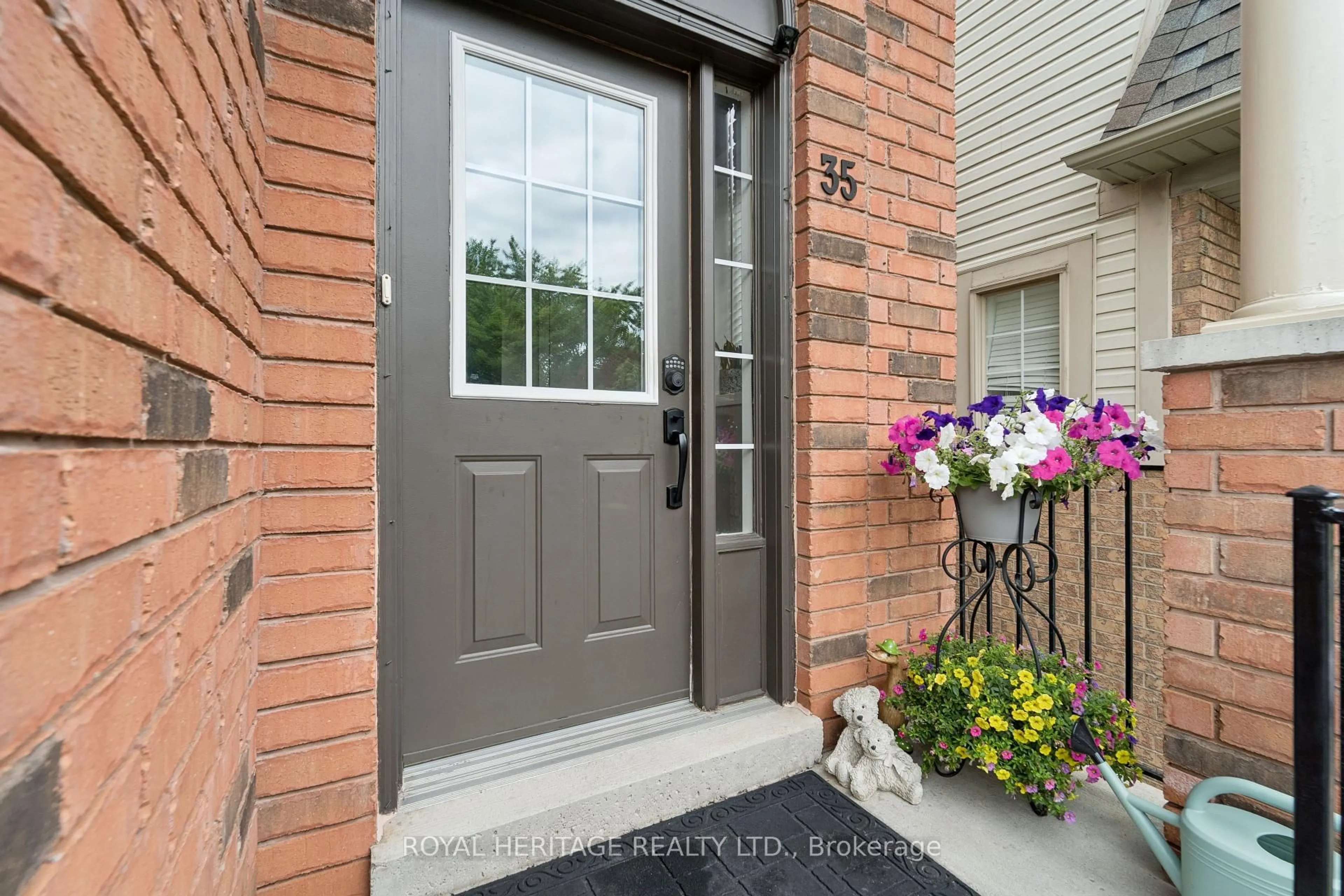 Indoor entryway for 35 Aspen Park Way #14, Whitby Ontario L1N 9M6