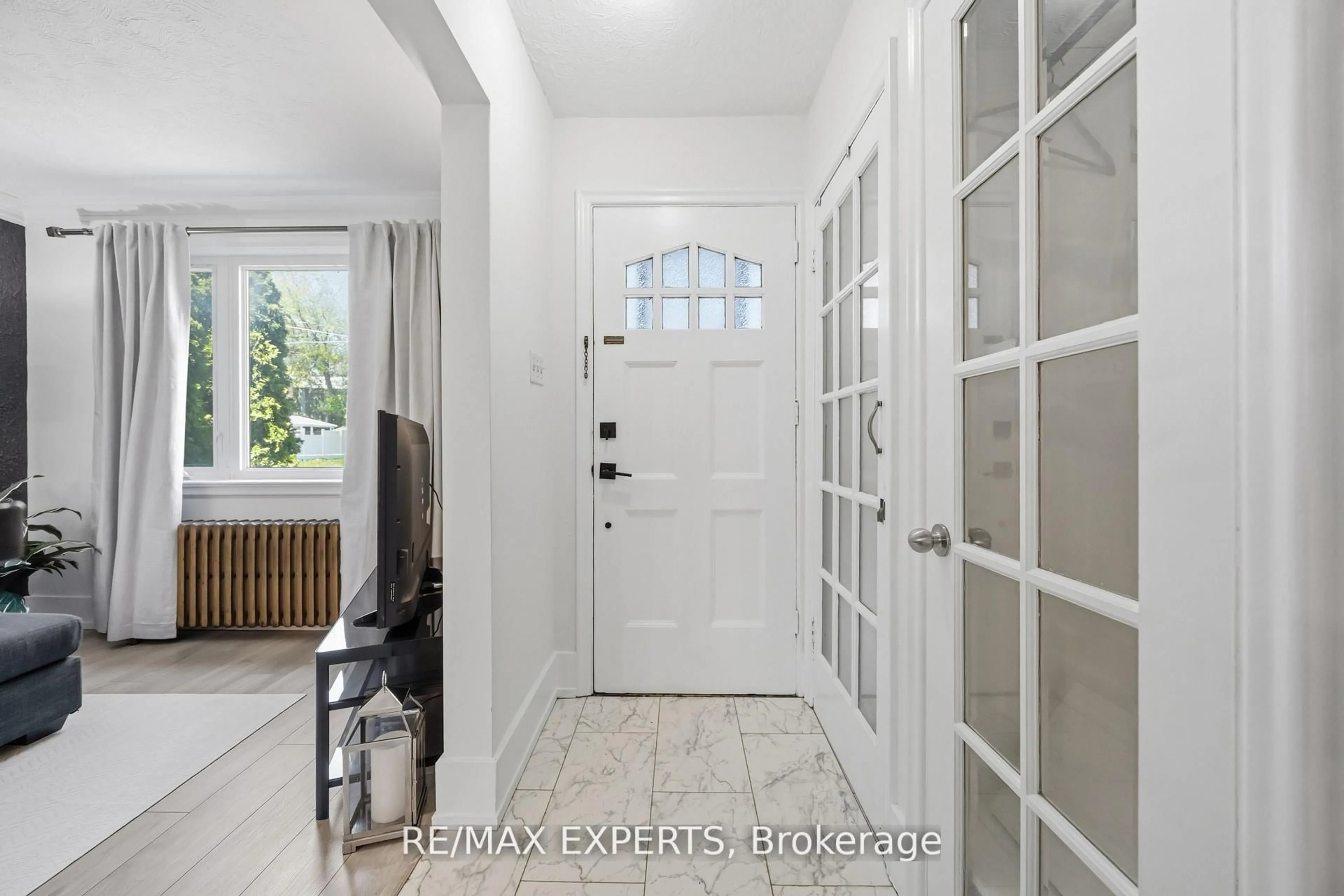 Indoor entryway for 221 Clonmore Dr, Toronto Ontario M1N 1Y4