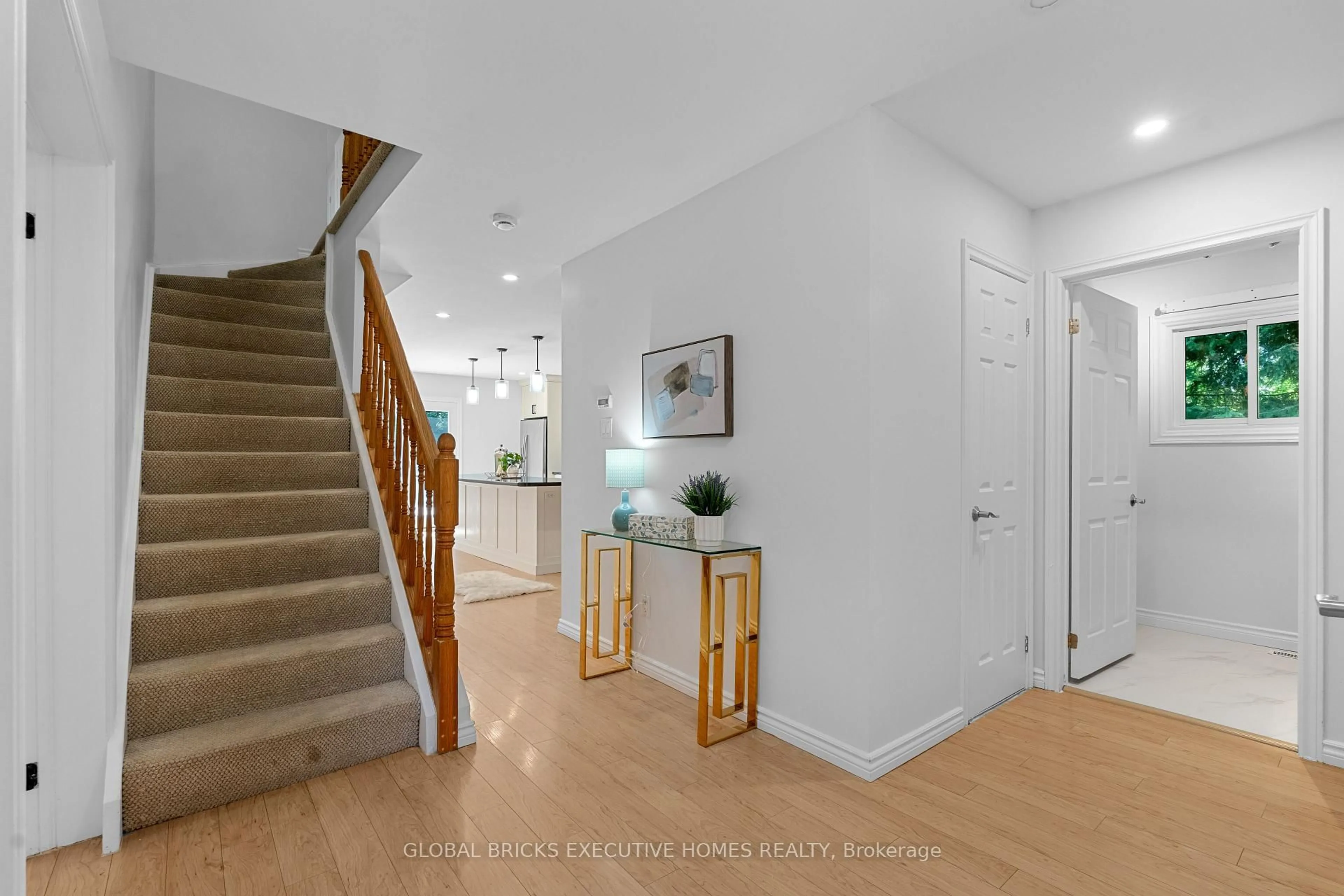 Indoor entryway for 125 Andrew St, Clarington Ontario L1B 1J5