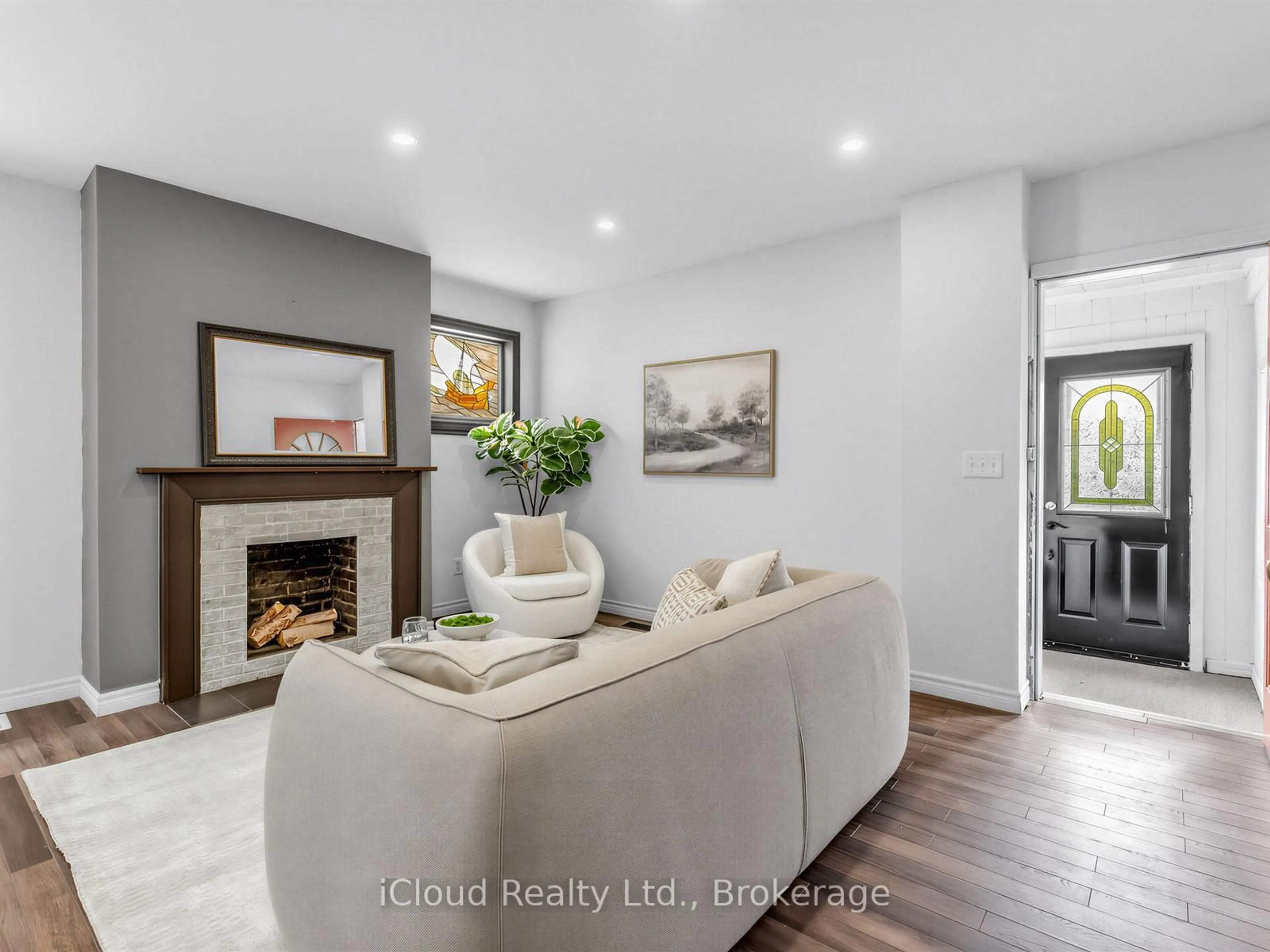 Living room with furniture, unknown for 1303 Woodbine Ave, Toronto Ontario M4C 4E8