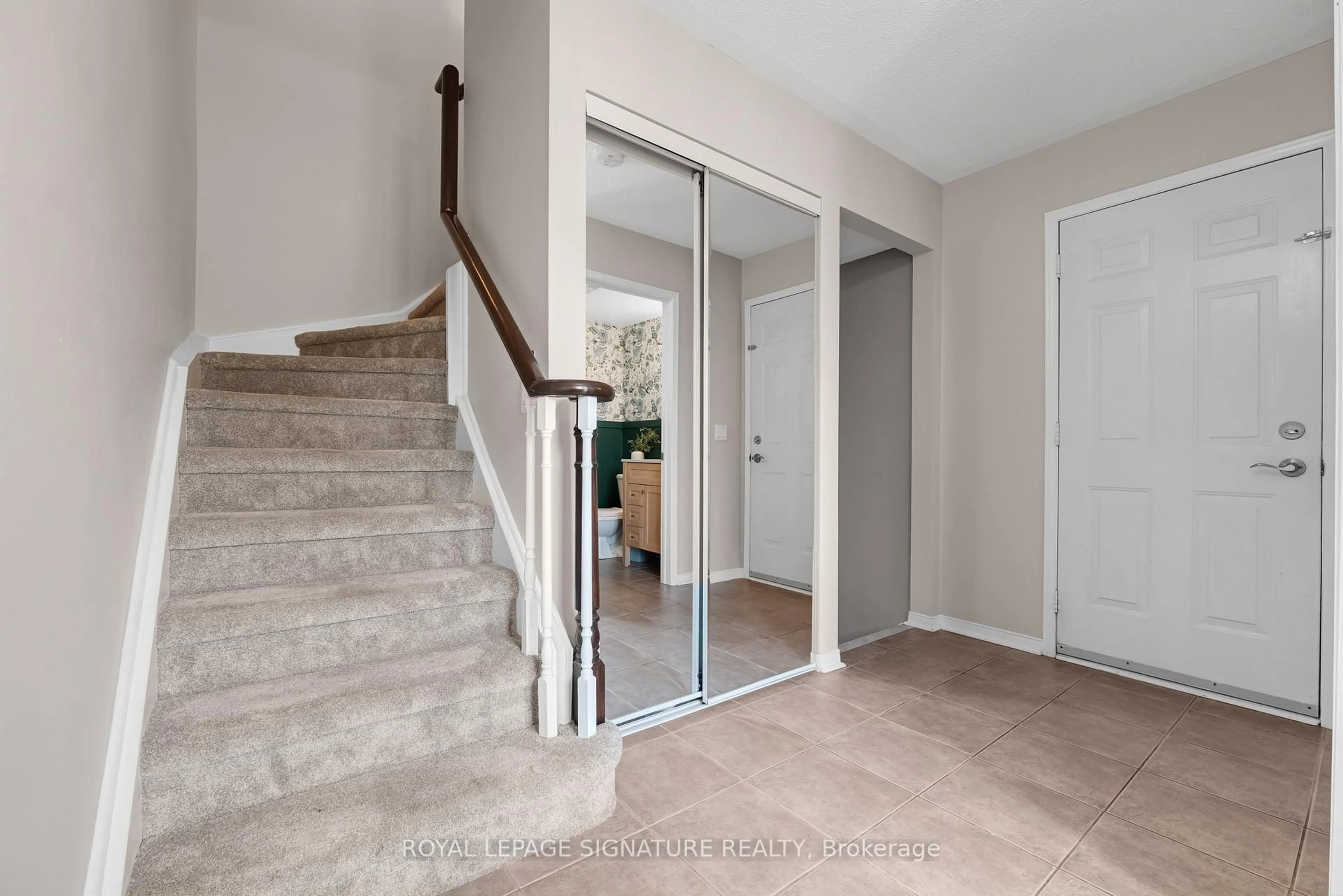 Indoor entryway for 102 Bridgend St, Toronto Ontario M1C 5G5
