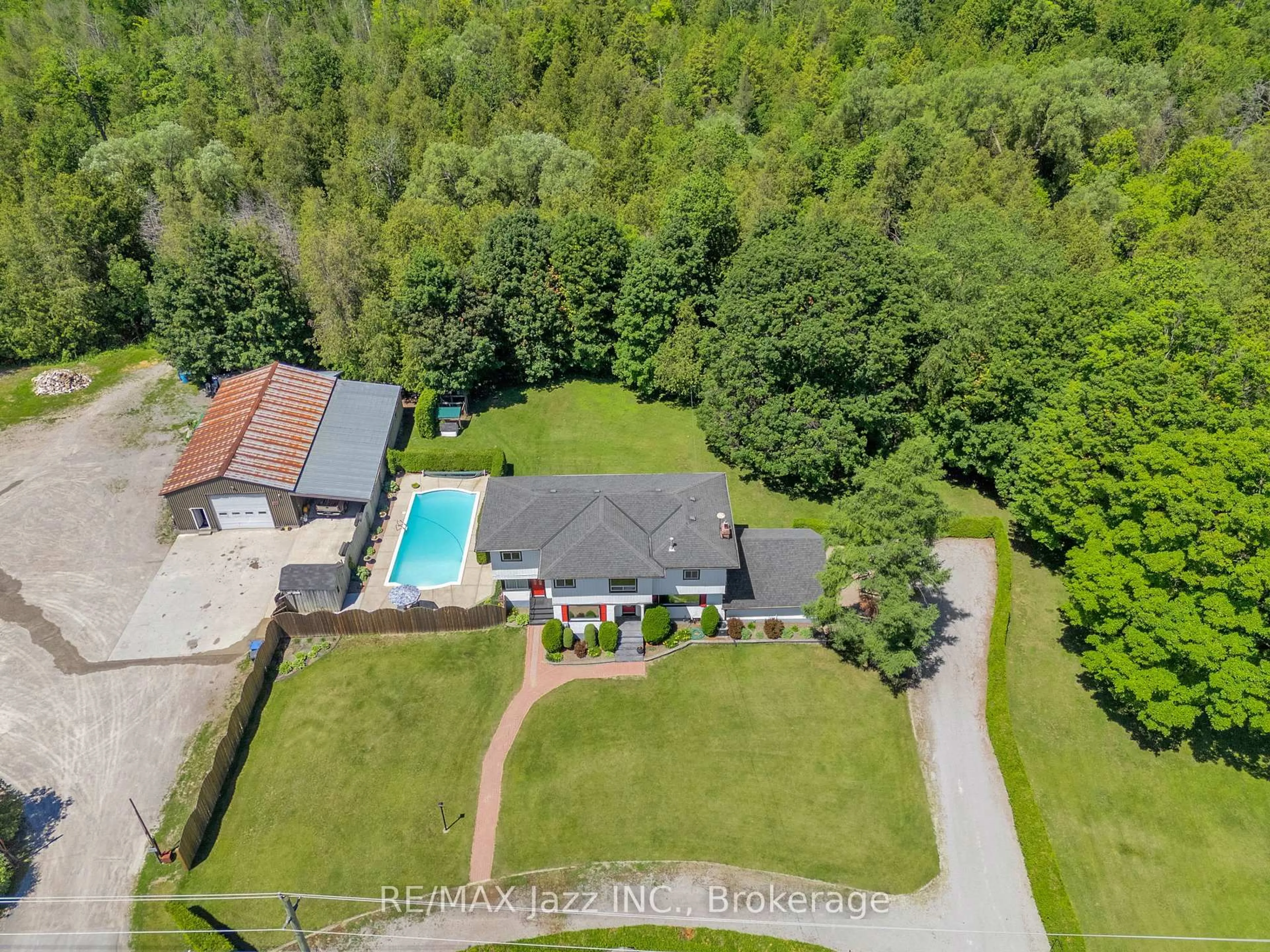 A pic from outside/outdoor area/front of a property/back of a property/a pic from drone, unknown for 4860 Baldwin St, Whitby Ontario L1R 2W4