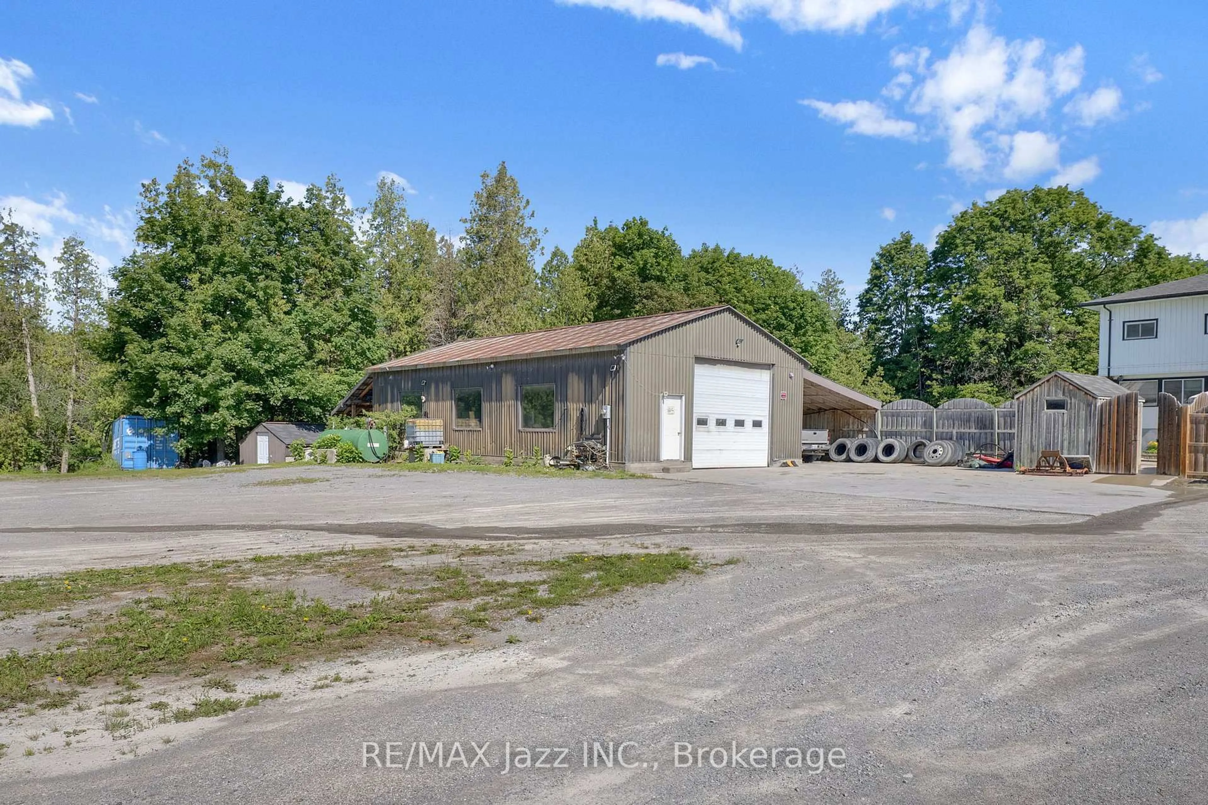 A pic from outside/outdoor area/front of a property/back of a property/a pic from drone, building for 4860 Baldwin St, Whitby Ontario L1R 2W4