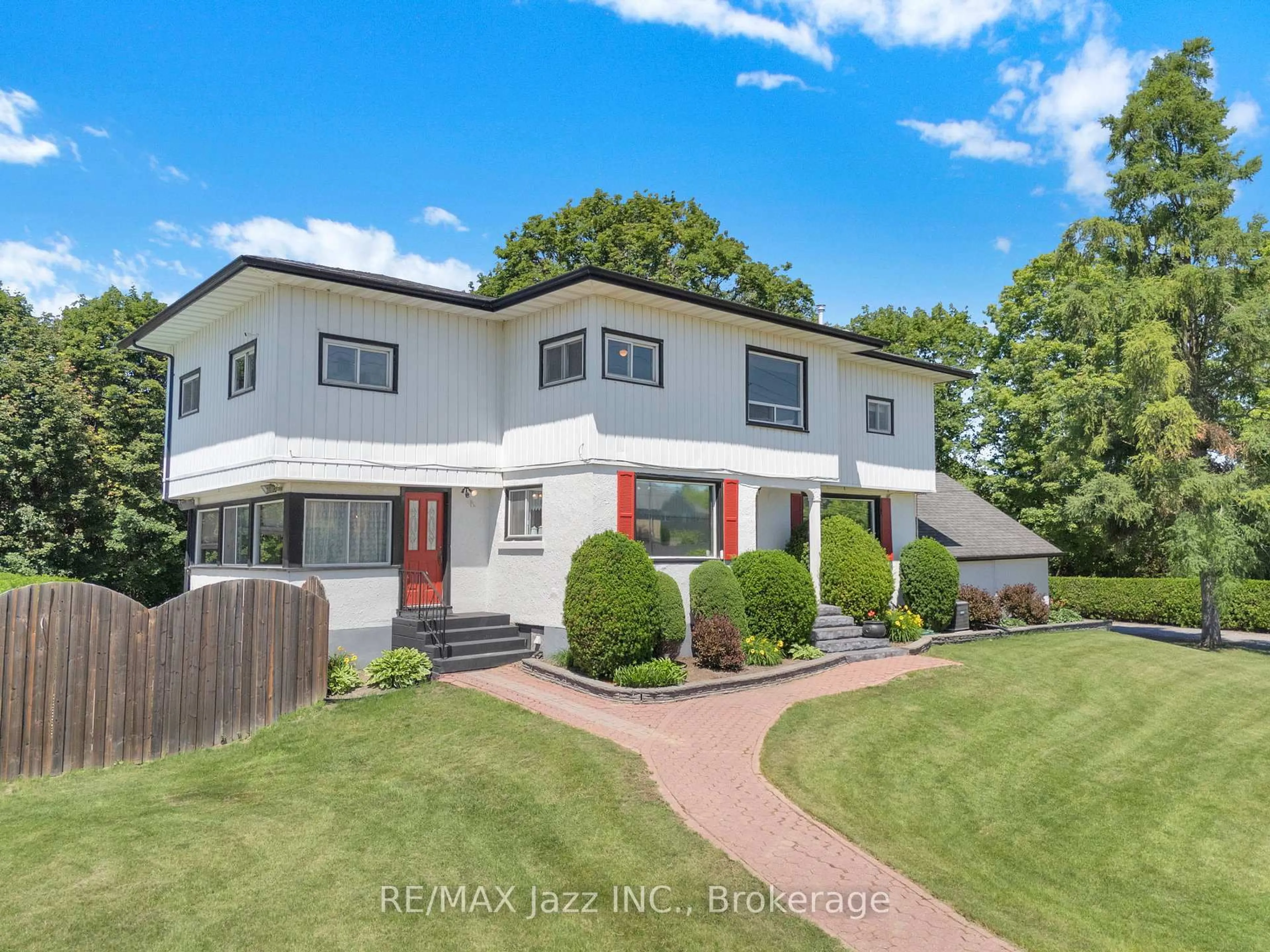 A pic from outside/outdoor area/front of a property/back of a property/a pic from drone, street for 4860 Baldwin St, Whitby Ontario L1R 2W4