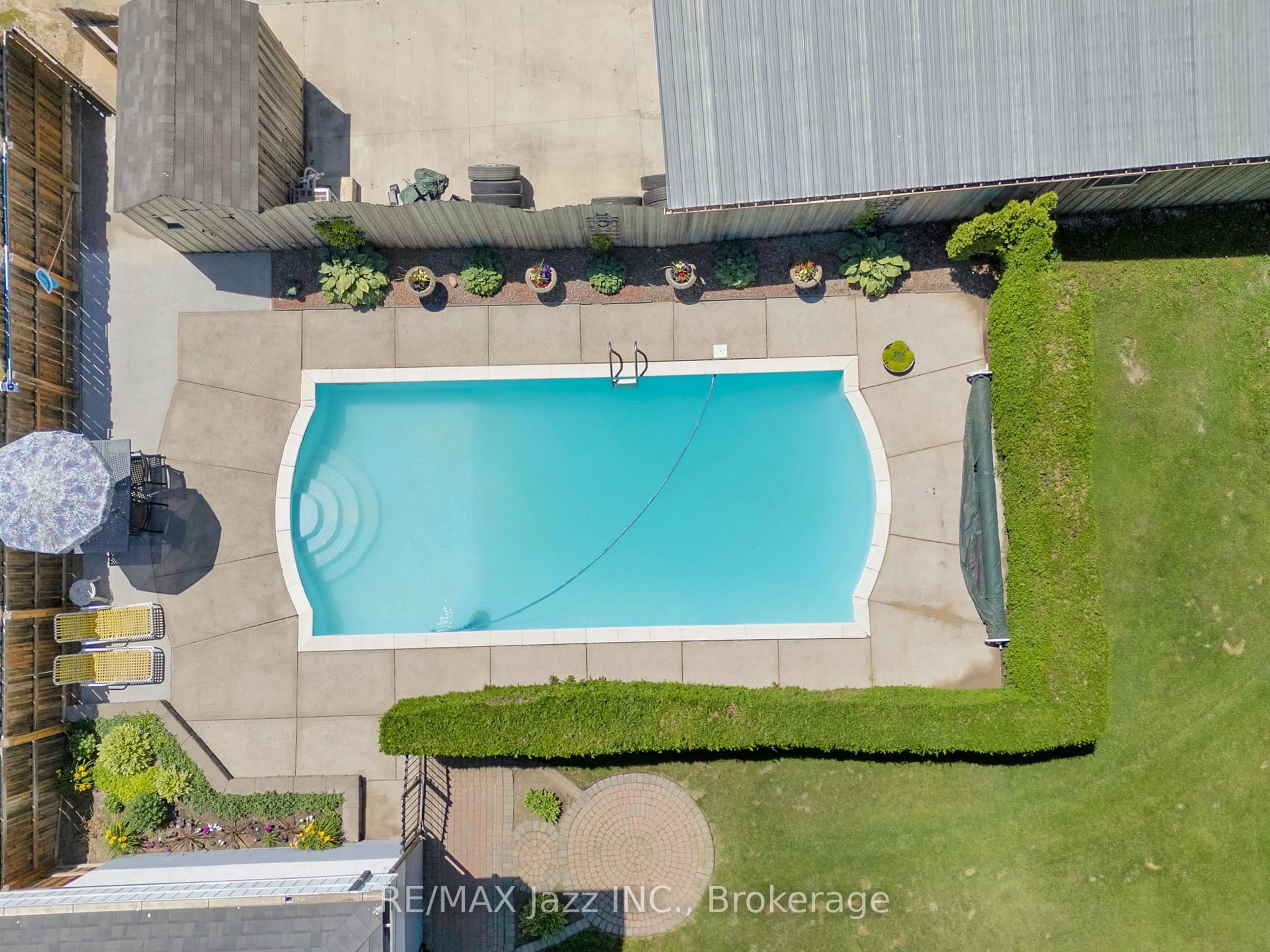 A pic from outside/outdoor area/front of a property/back of a property/a pic from drone, unknown for 4860 Baldwin St, Whitby Ontario L1R 2W4