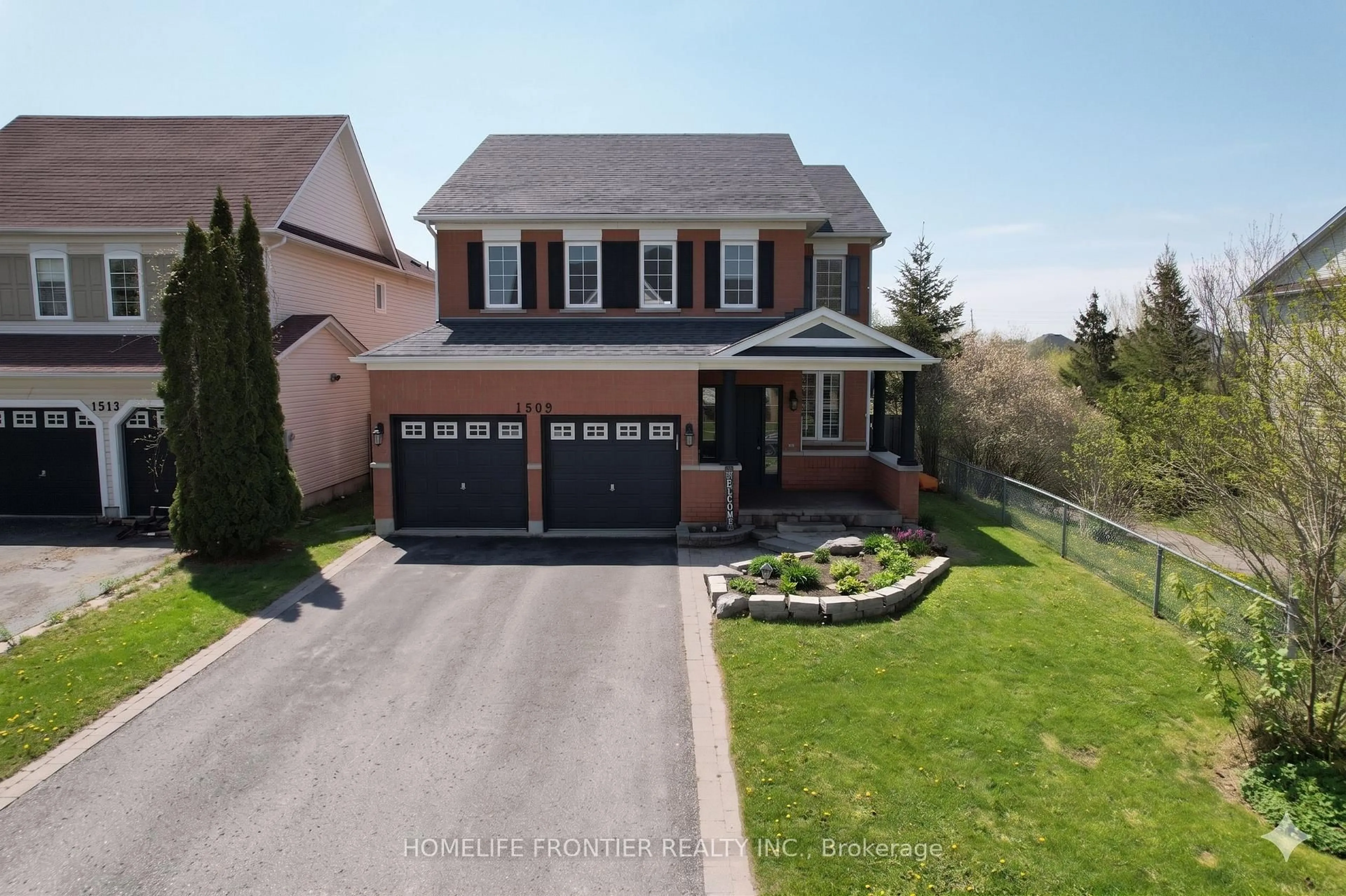 A pic from outside/outdoor area/front of a property/back of a property/a pic from drone, street for 1509 Aldergrove Dr, Oshawa Ontario L1K 2Y4