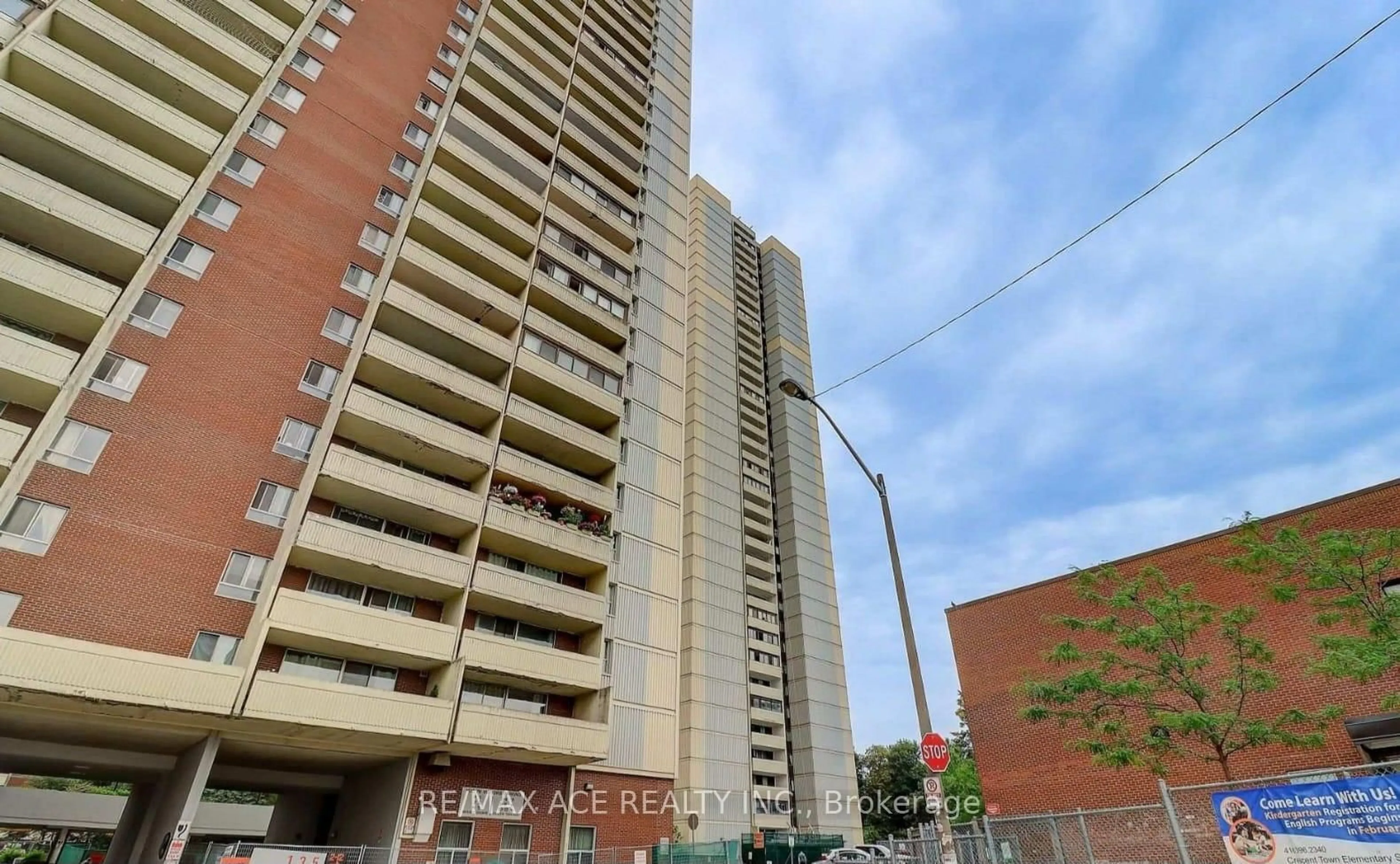 Patio, unknown for 3 Massey Sq #906, Toronto Ontario M4C 5L5
