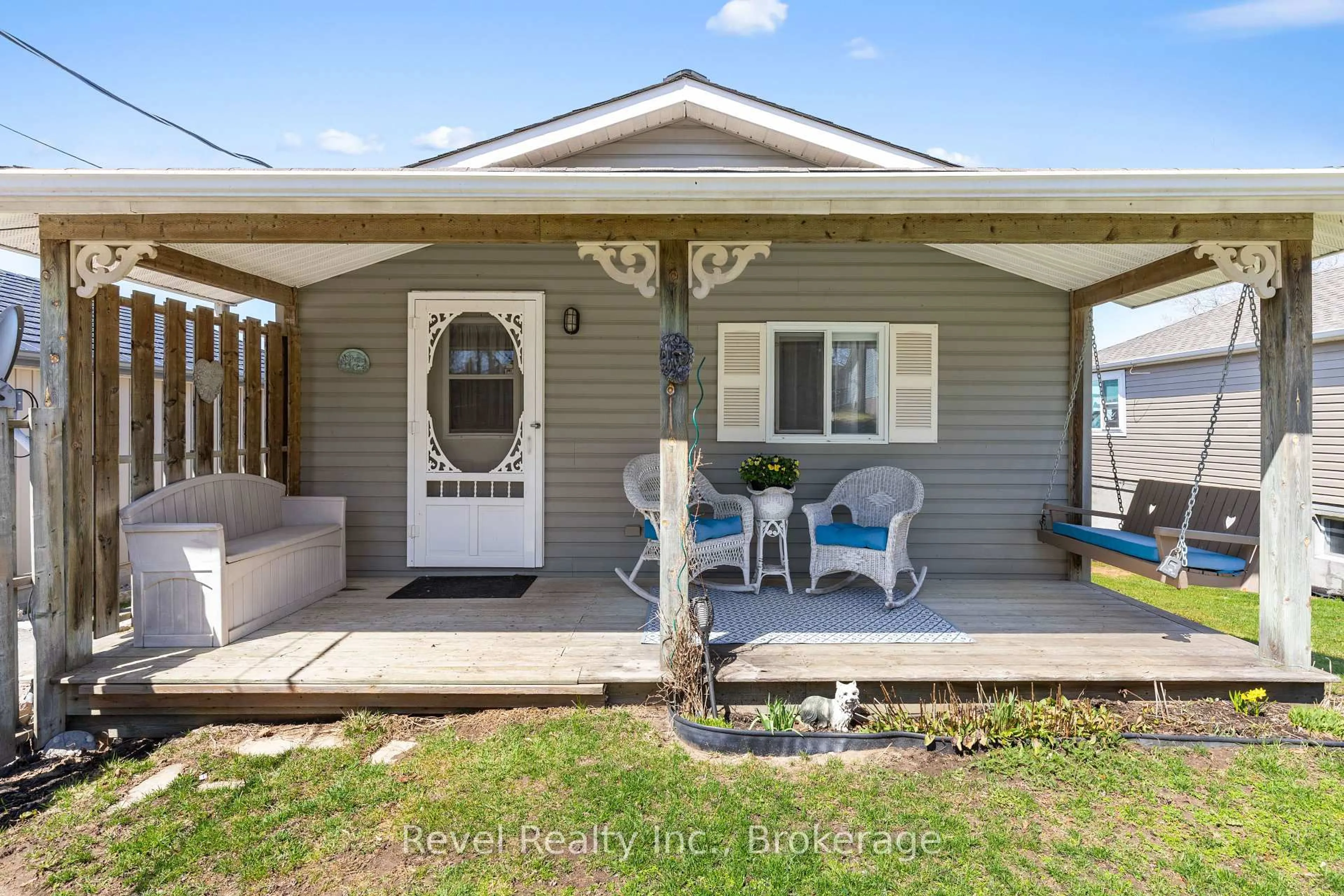 Home with vinyl exterior material, street for 276 Williams Point Rd, Scugog Ontario L0B 1E0