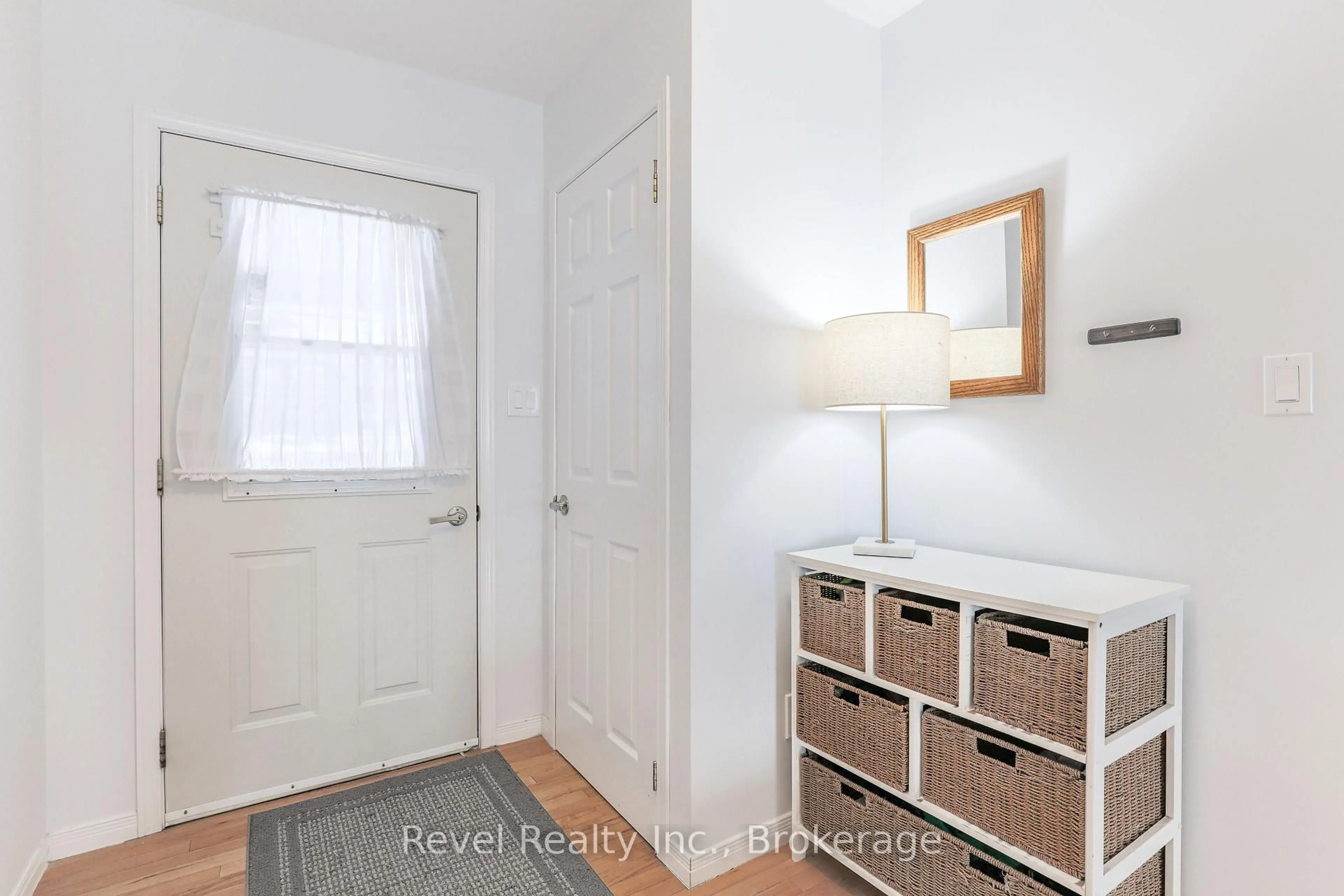 Indoor entryway for 276 Williams Point Rd, Scugog Ontario L0B 1E0