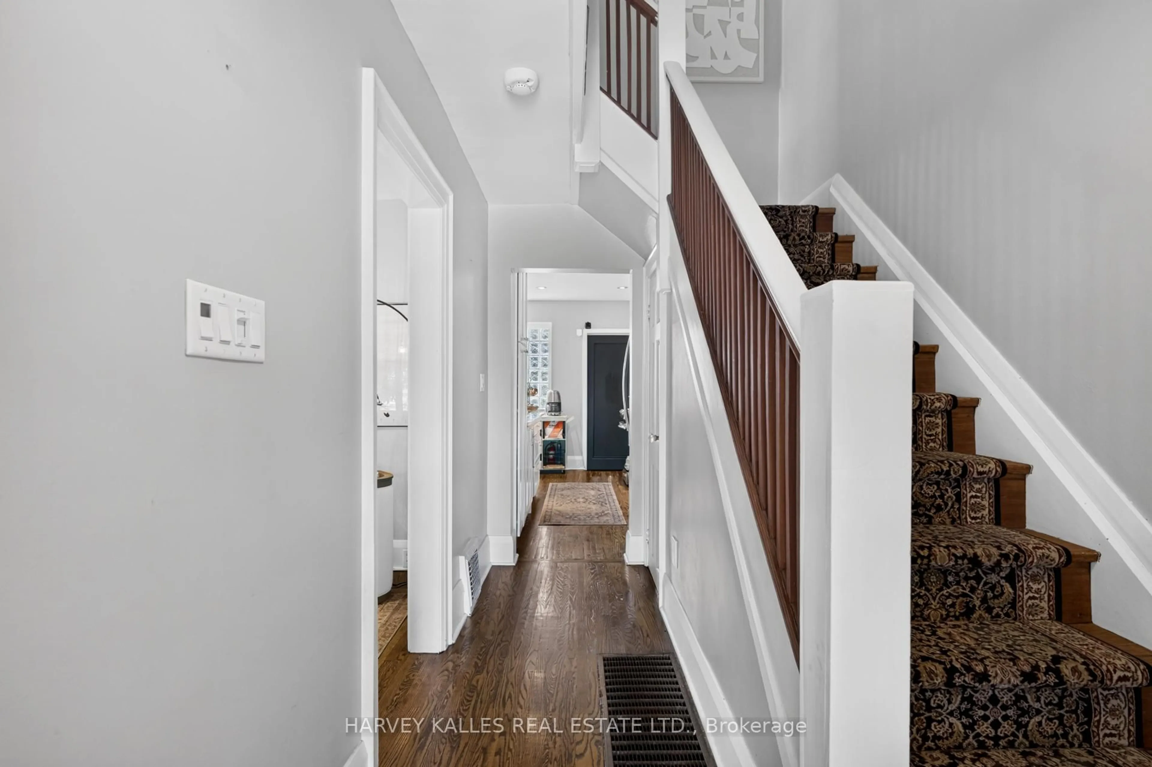 Indoor entryway for 117 Dawes Rd, Toronto Ontario M4C 5B8