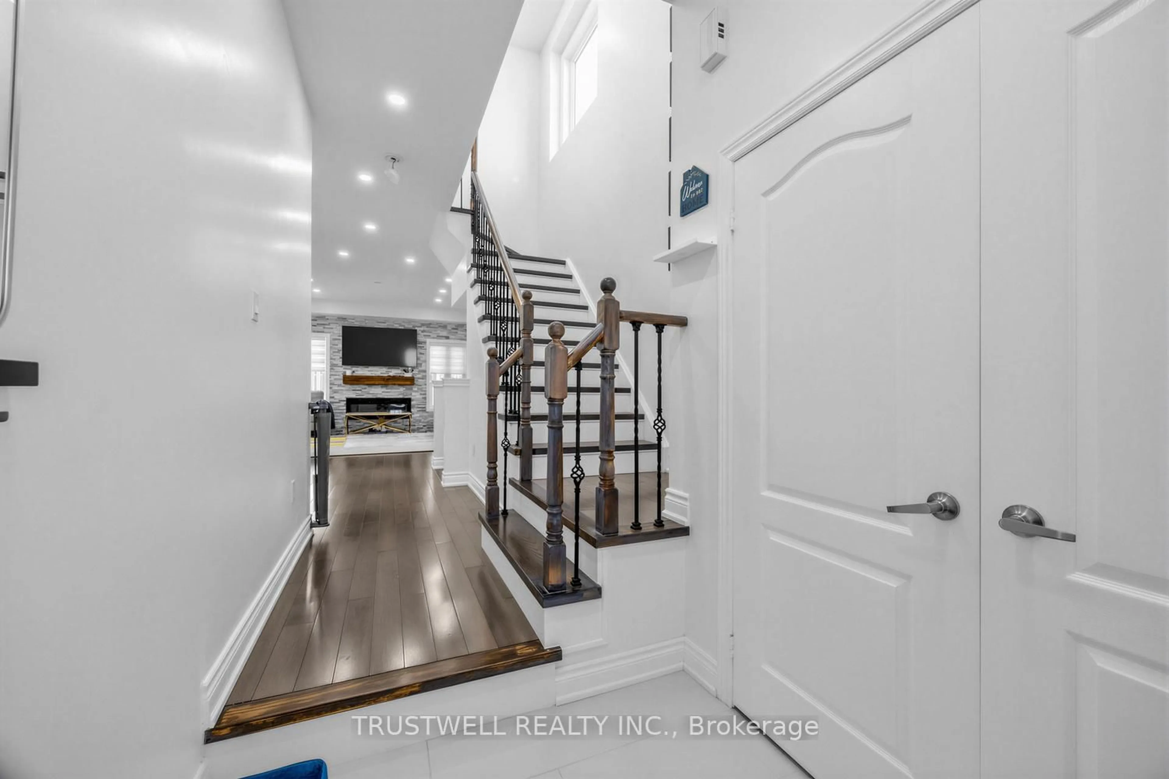 Indoor entryway for 3 Waldron Crt, Ajax Ontario L1T 4X2