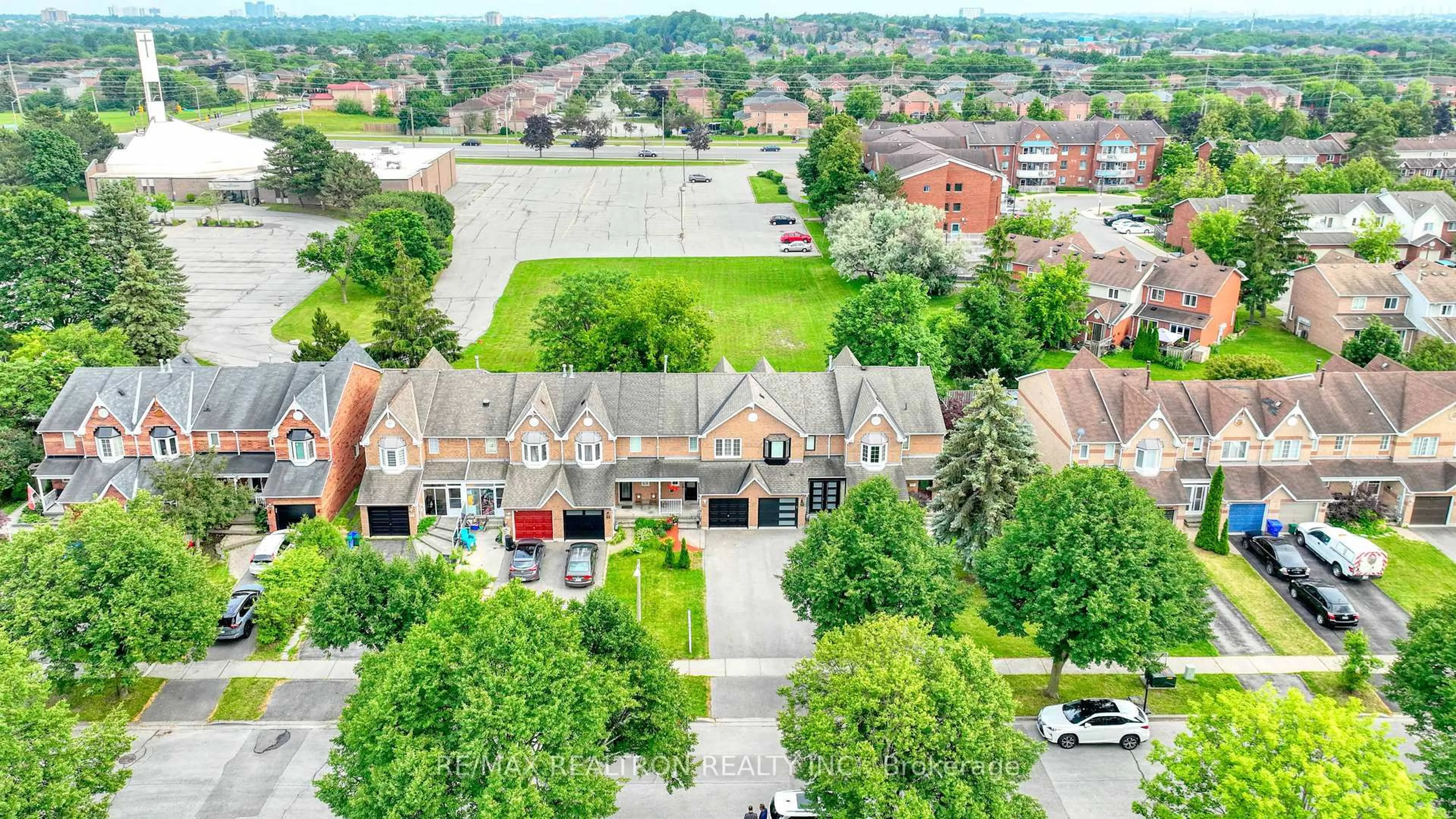 A pic from outside/outdoor area/front of a property/back of a property/a pic from drone, unknown for 42 Mccullock Cres, Ajax Ontario L1T 3W9