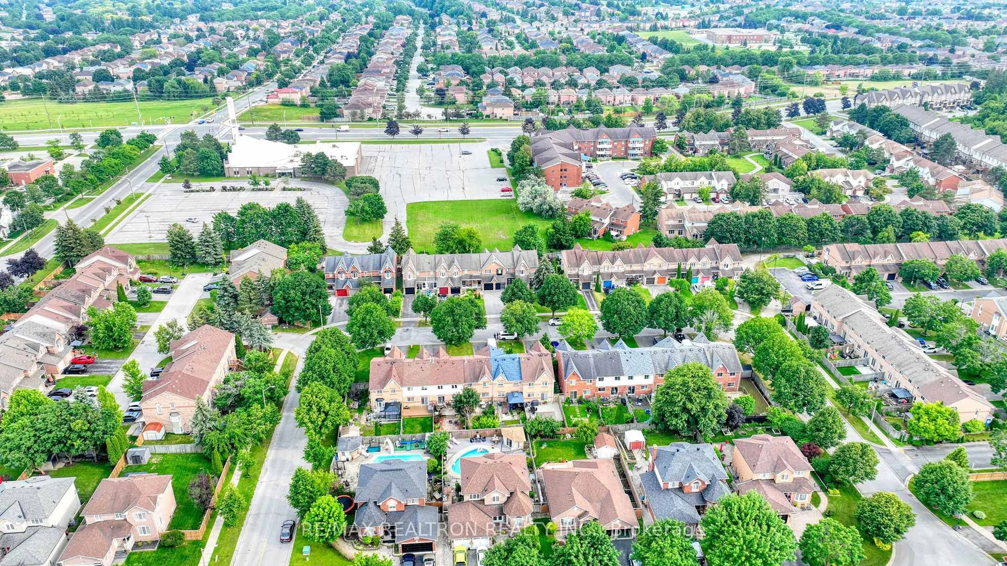 A pic from outside/outdoor area/front of a property/back of a property/a pic from drone, street for 42 Mccullock Cres, Ajax Ontario L1T 3W9