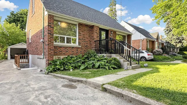 26 Innismore Cres, Toronto 4