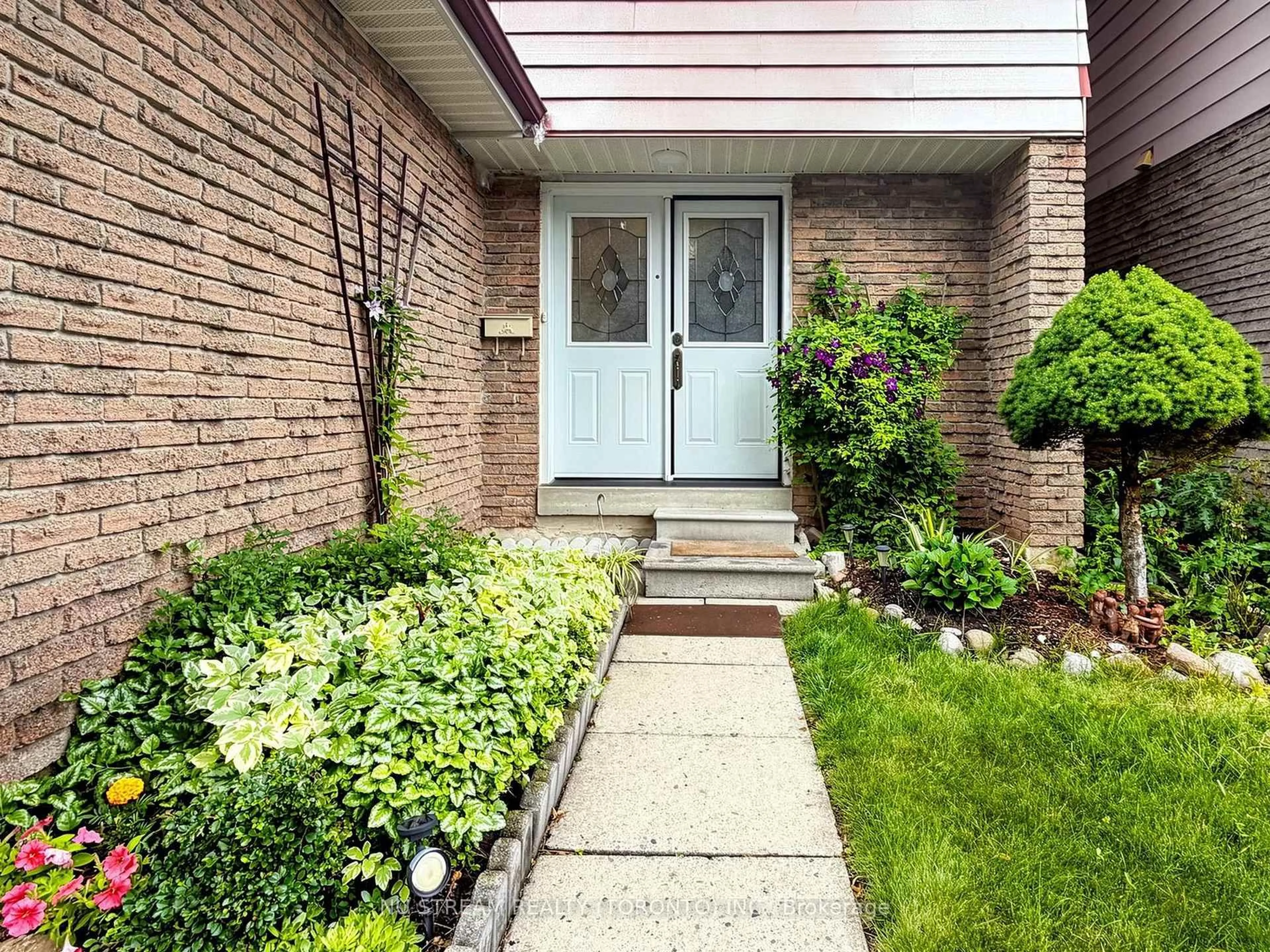 Indoor entryway for 54 Ashridge Dr, Toronto Ontario M1V 1P2