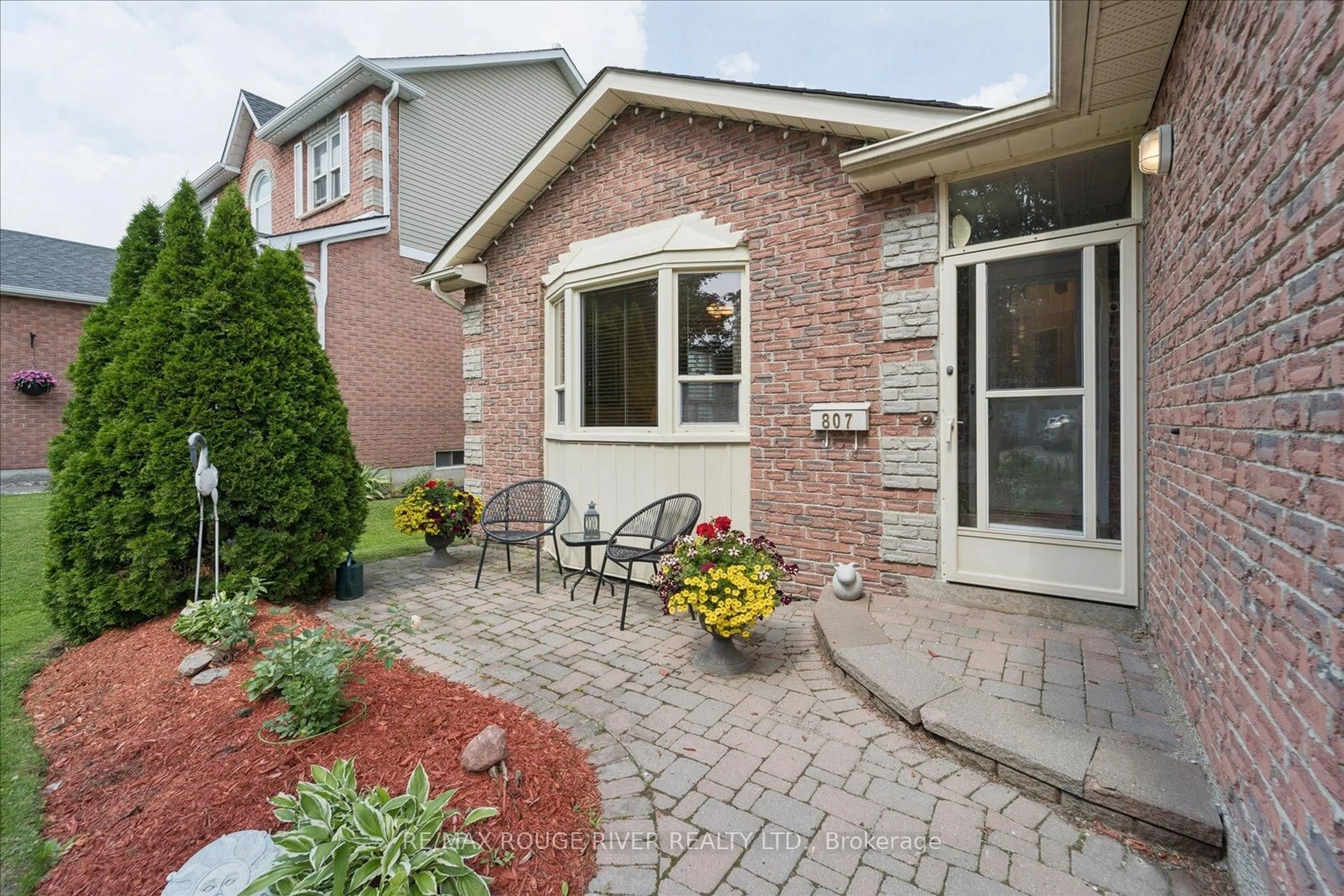 Patio, street for 807 Red Maple Crt, Whitby Ontario L1N 7V7